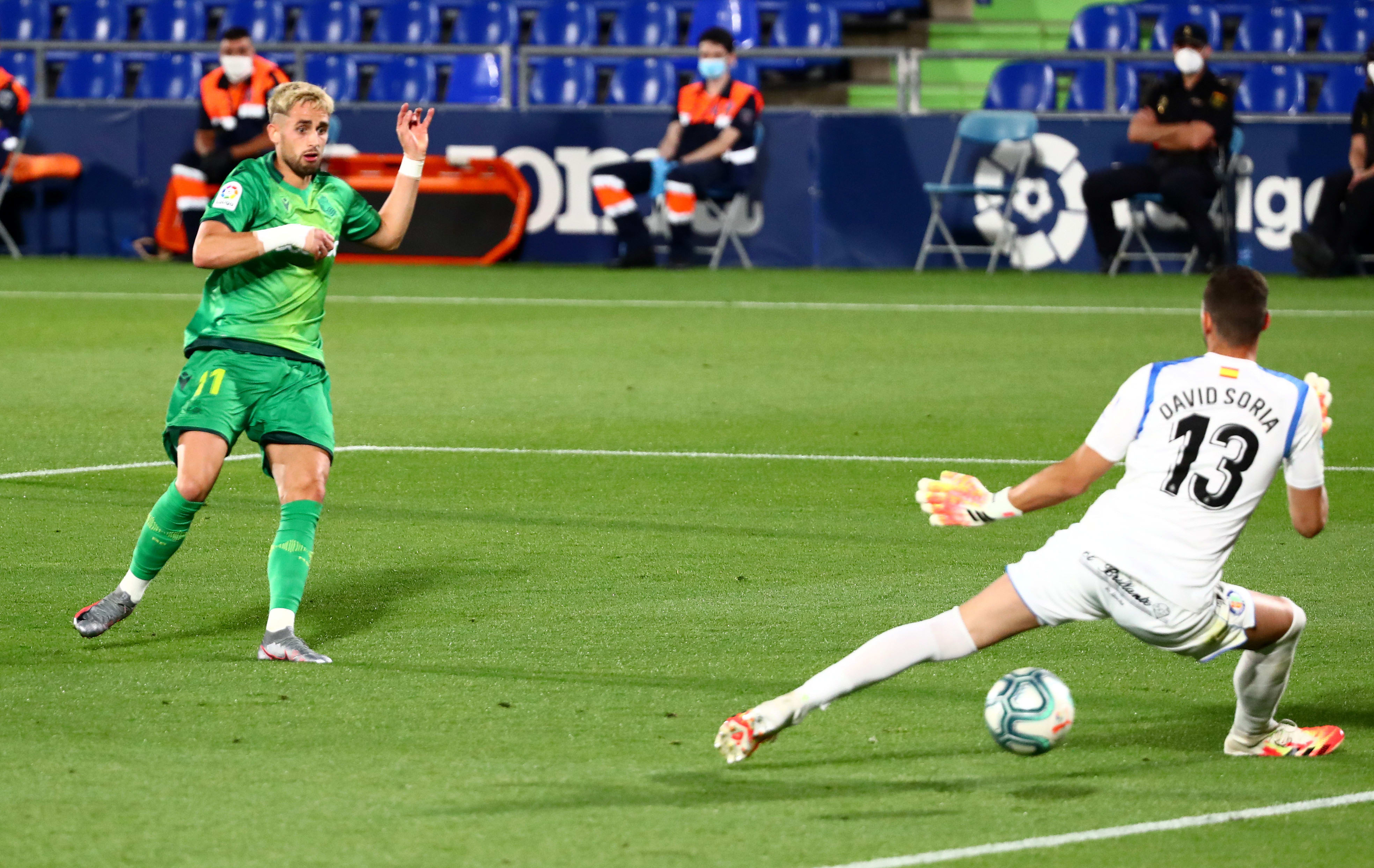 עדנאן ינוזאי שחקן ריאל סוסיאדד כובש מול דויד סוריה שוער חטאפה