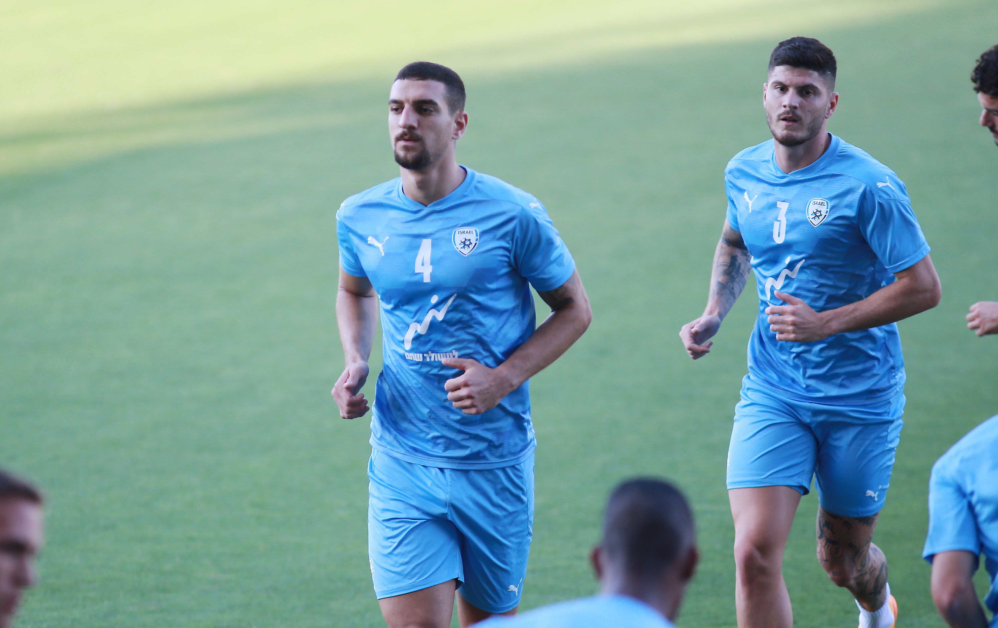 אור בלוריאן שחקן הנבחרת הצעירה של ישראל עם זיו מורגן