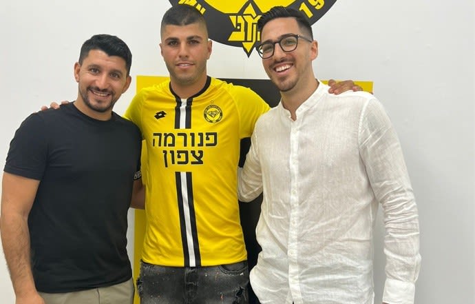 גיל יצחק מוצג כשחקן מכבי נתניה עם אלמוג כהן ועם ירון ברנס