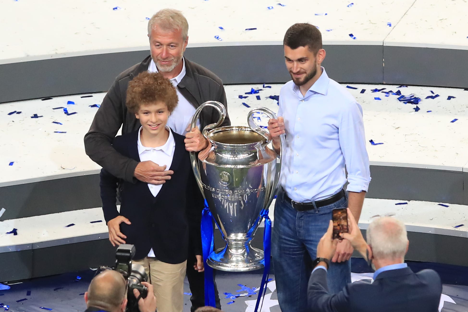 רומן אברמוביץ' לשעבר בעלי צ'לסי חוגג עם ילדיו את הזכייה בליגת האלופות