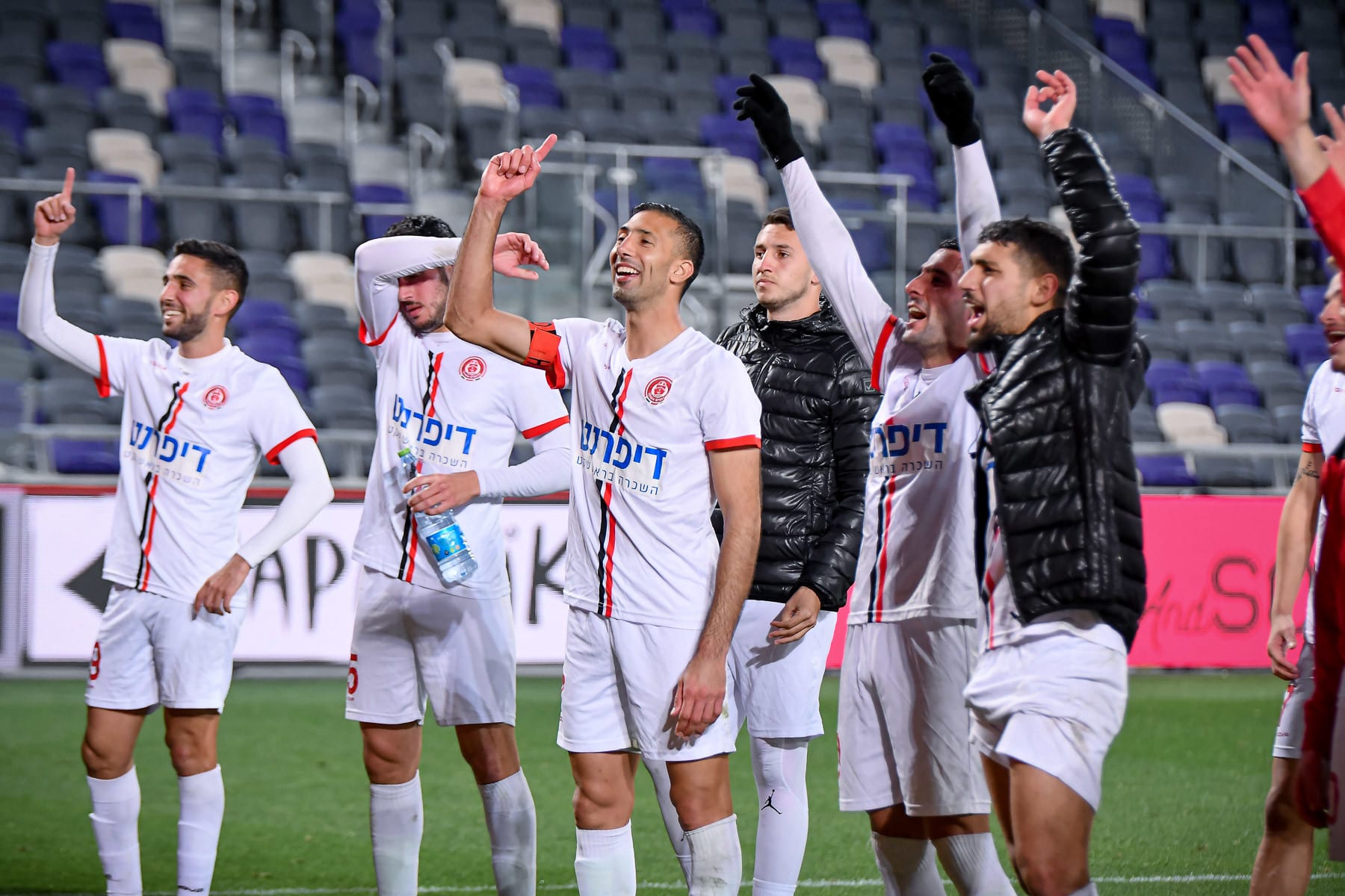 שחקני הפועל אדומים אשדוד חוגגים, עופר ורטה במרכז