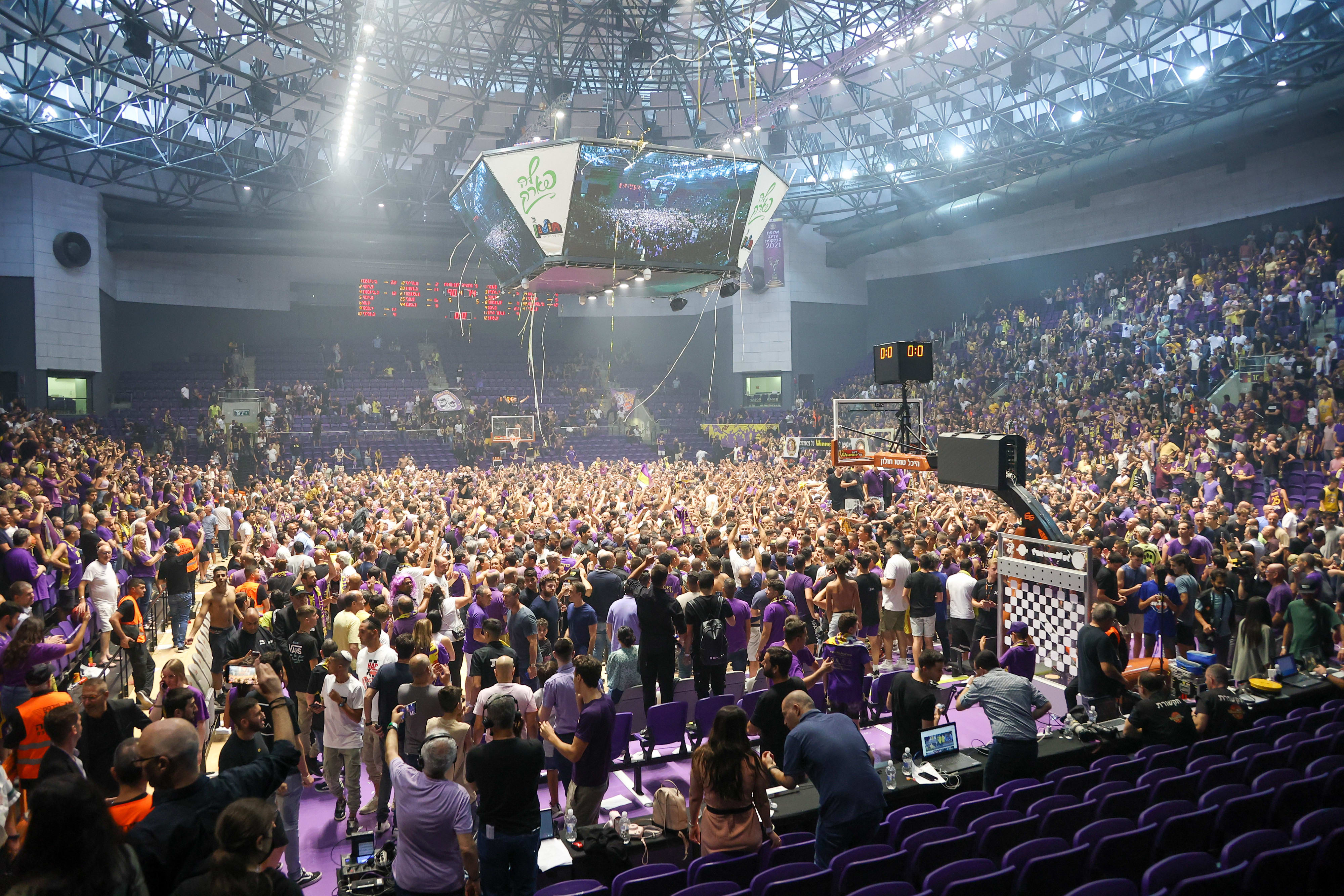 אוהדי הפועל חולון חוגגים אליפות