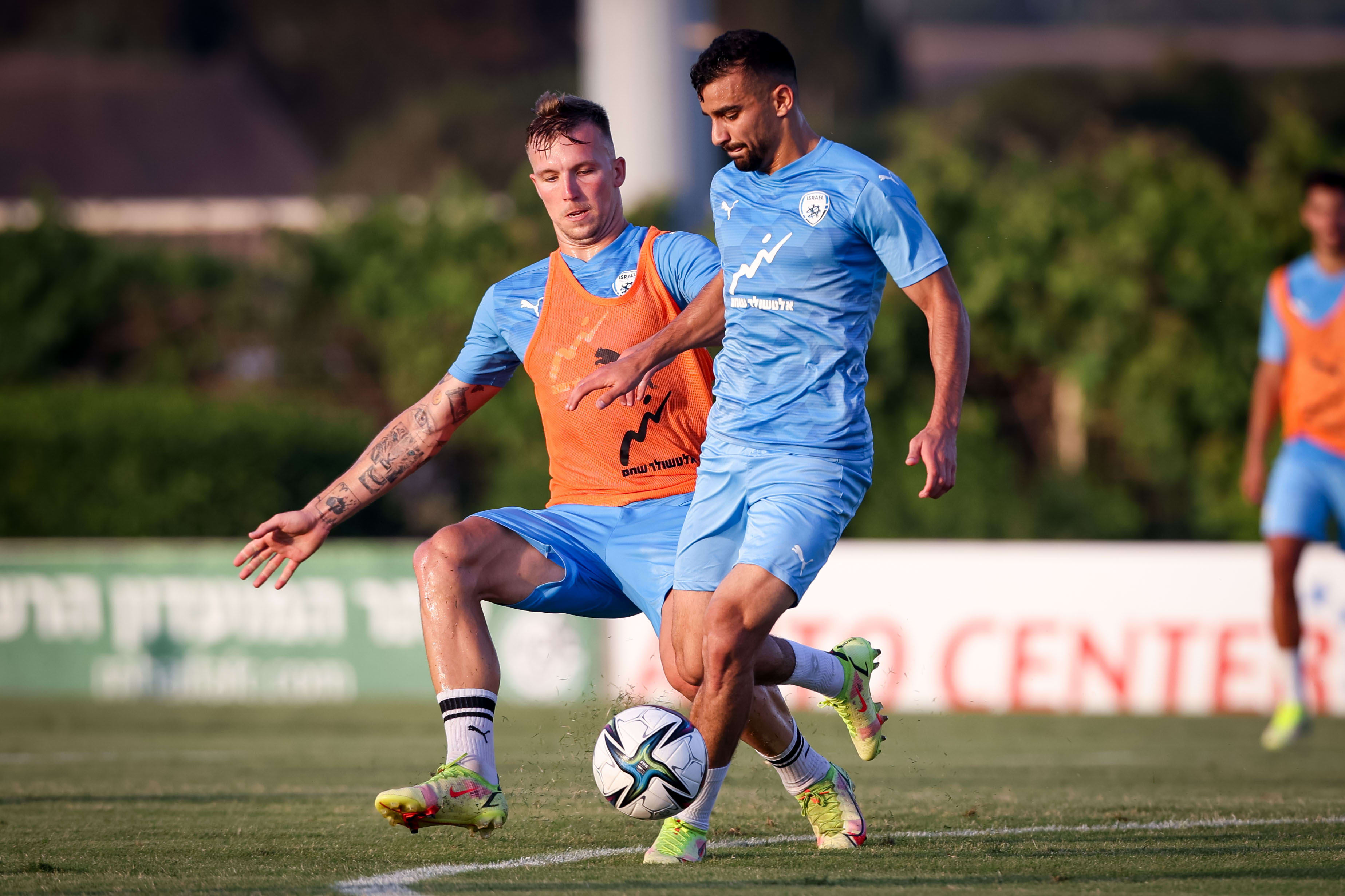 מחמוד ג'אבר שחקן נבחרת ישראל עם עדן קארצב