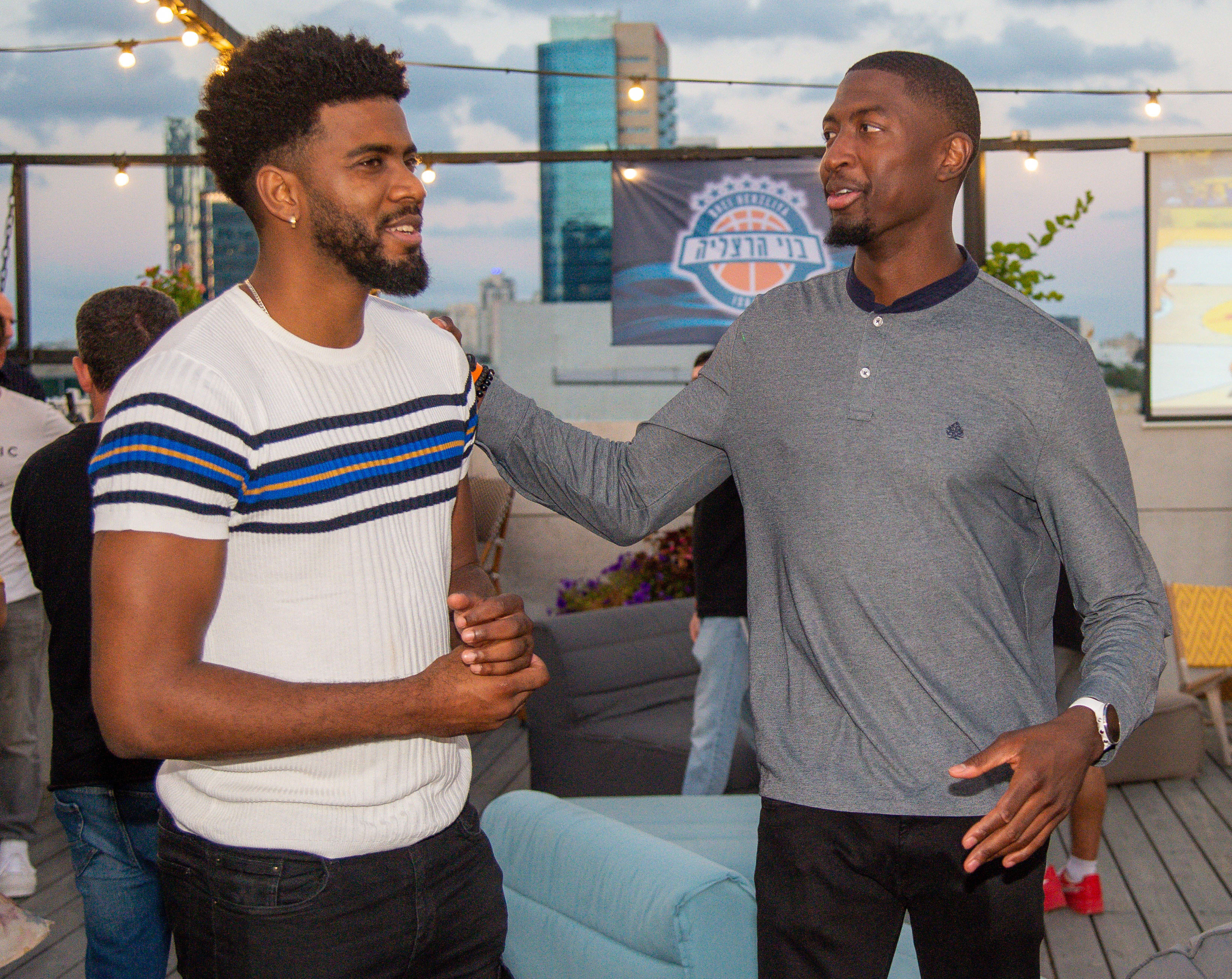 שון דאוסון שחקן בני הרצליה עם מוריס קמפ