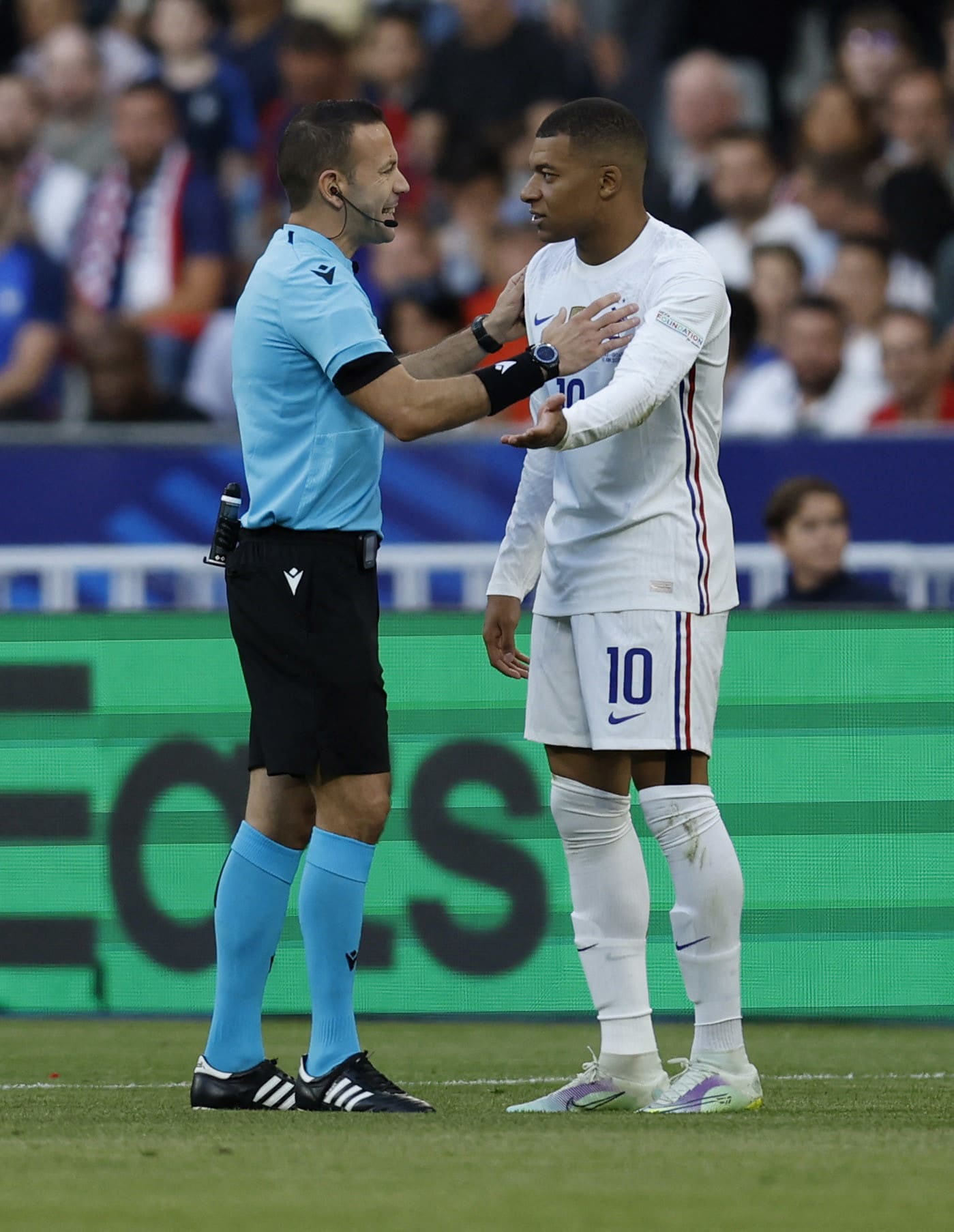 קיליאן אמבפה שחקן נבחרת צרפת עם אוראל גרינפלד שופט כדורגל ישראלי