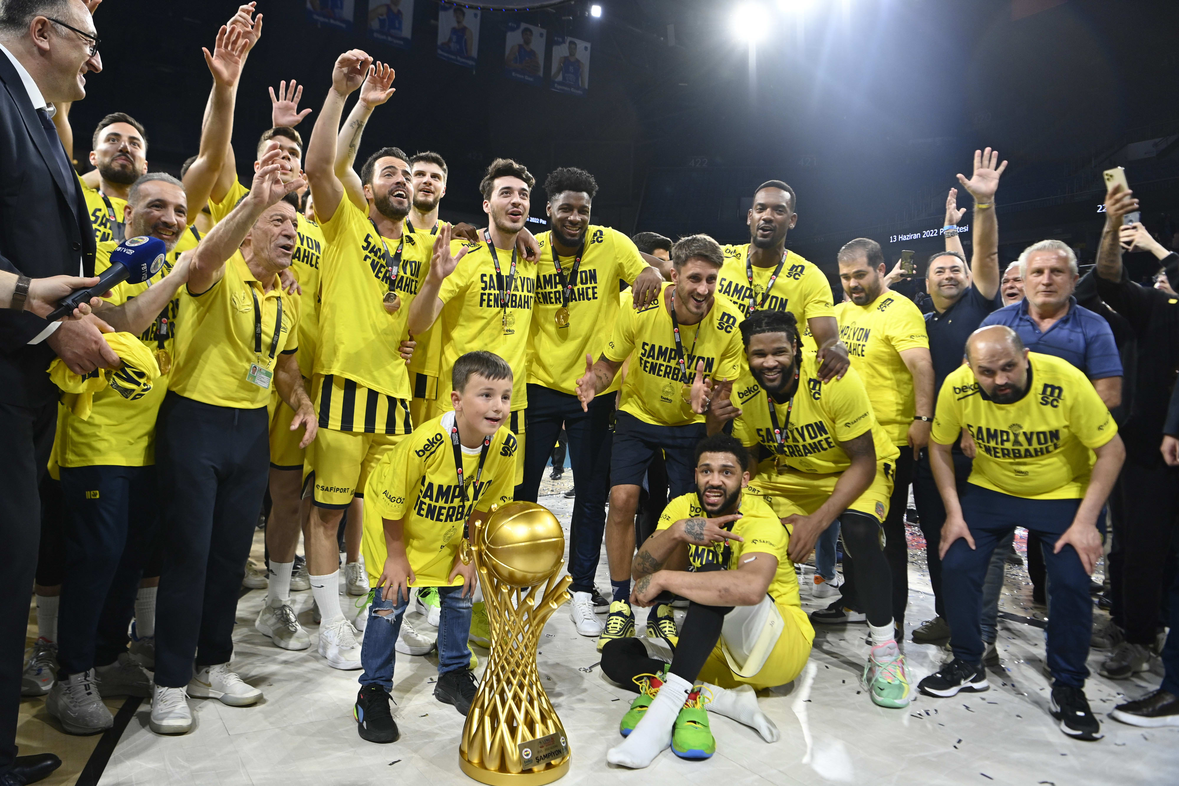 שחקני פנרבחצ'ה חוגגים אליפות