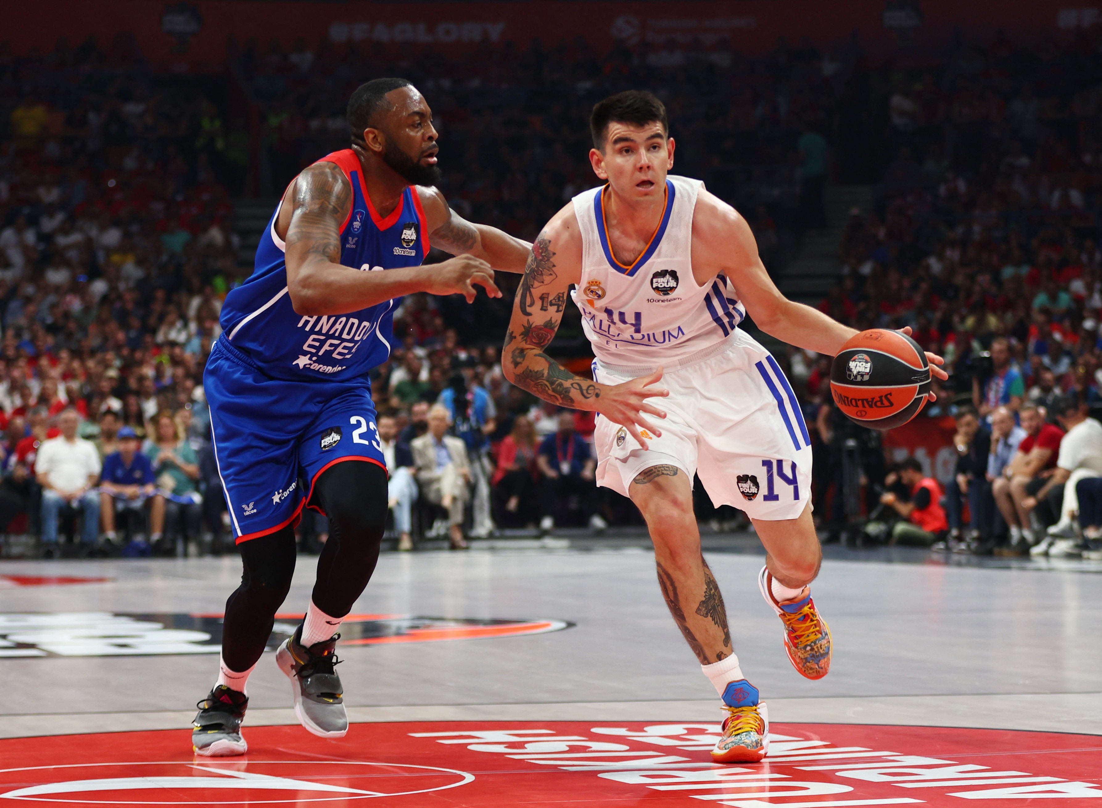 שחקן ריאל מדריד גבריאל דק מול שחקן אנאולו אפס ג'יימס אנדרסון