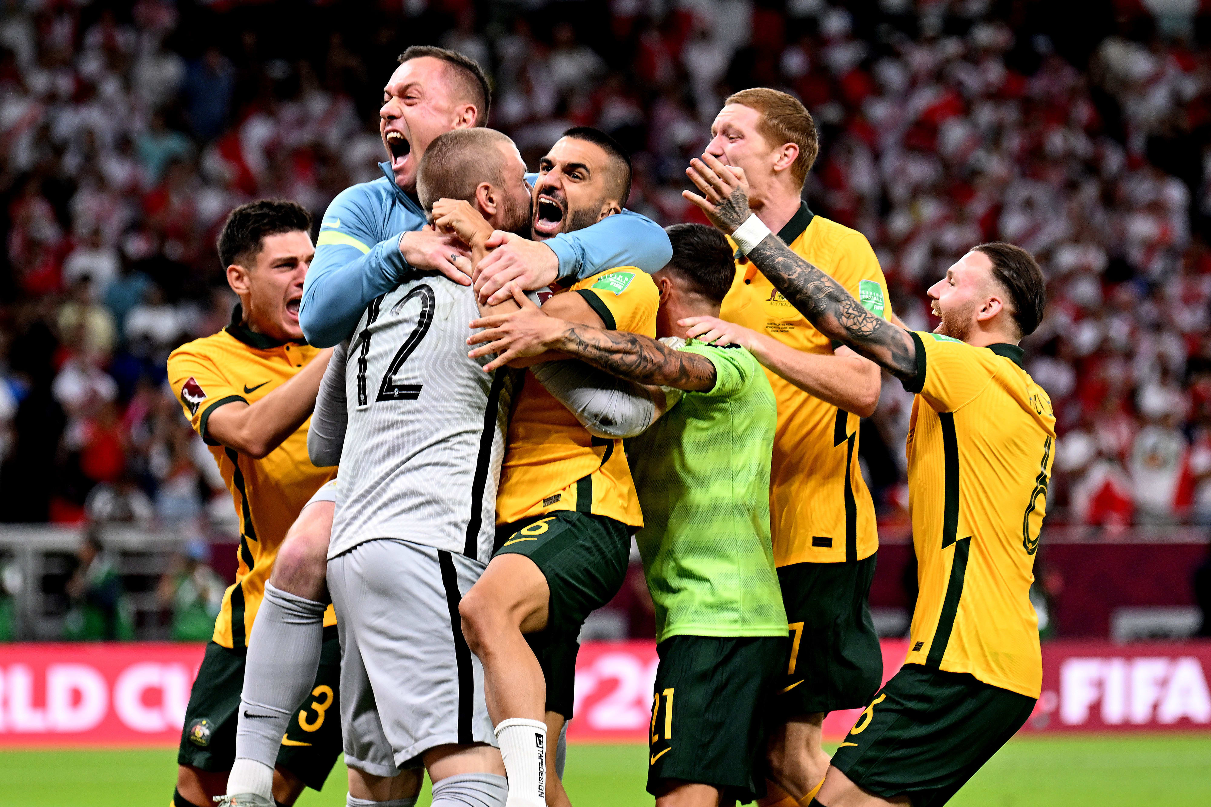 שחקני נבחרת אוסטרליה מחבקים את השוער אנדרו רדמיין אחרי העפלה למונדיאל