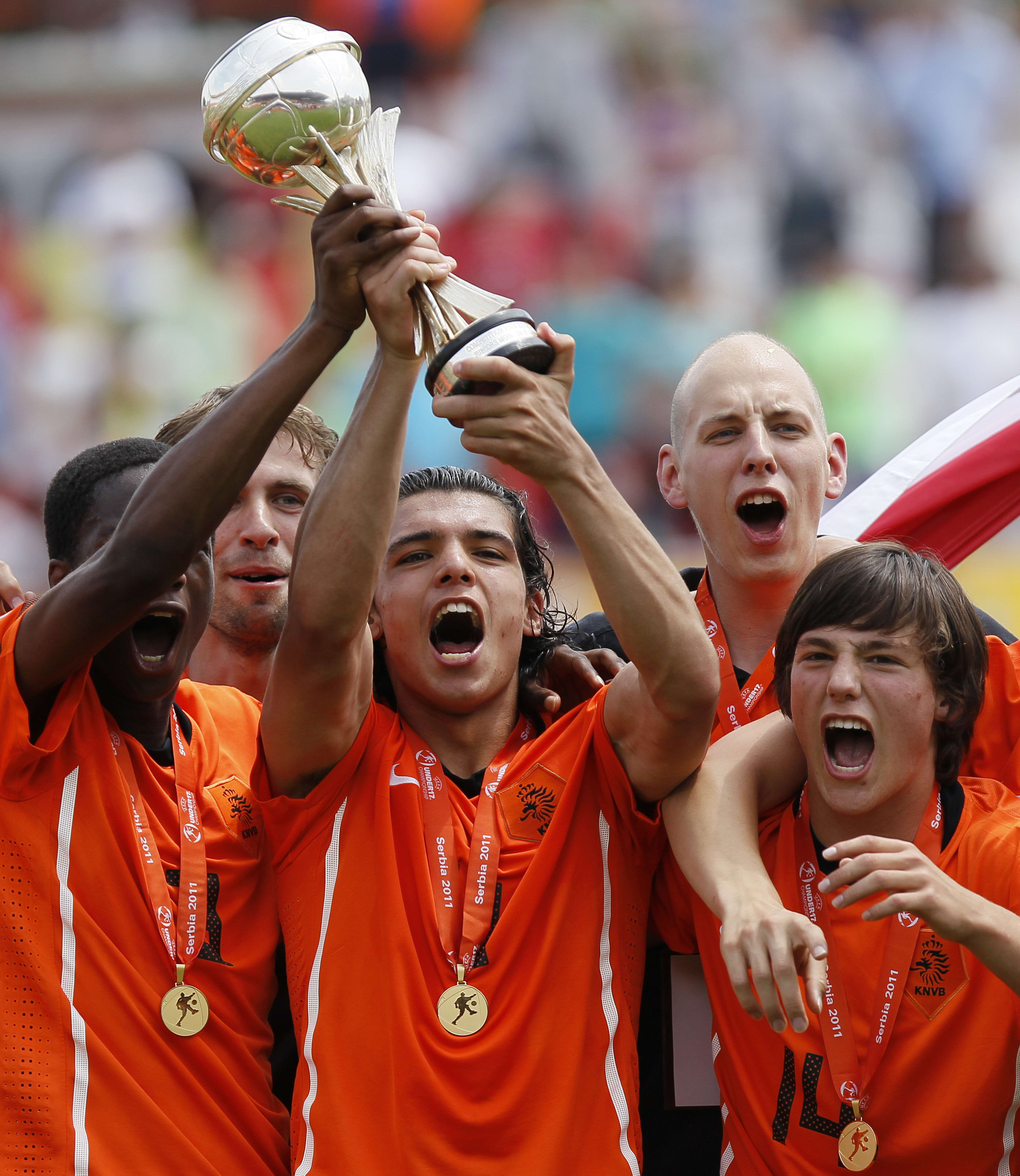 יוריס ואן אובריים (ימין), קארים רקיק חוגגים זכייה של הולנד ביורו עד גיל 17 בשנת 2011