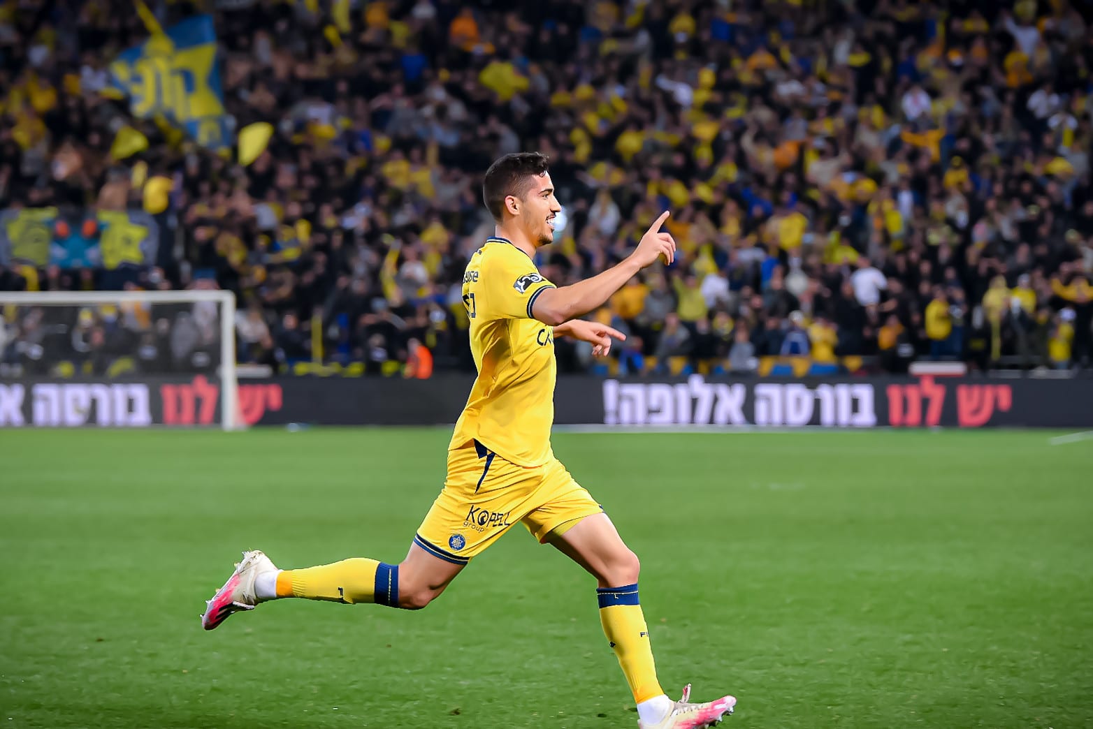 מתן בלטקסה שחקן מכבי תל אביב חוגג שער