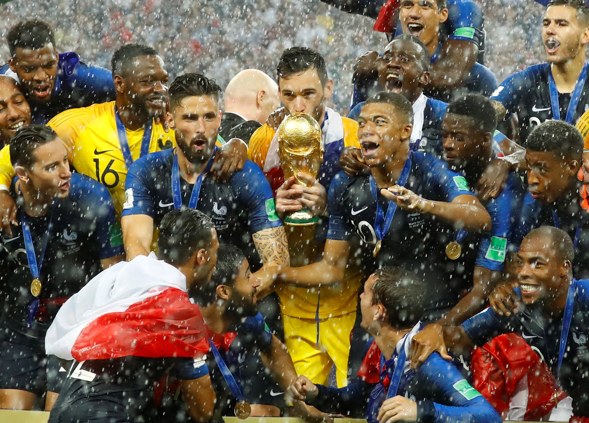 הוגו לוריס קפטן נבחרת צרפת מנשק את גביע העולם, מונדיאל 2018