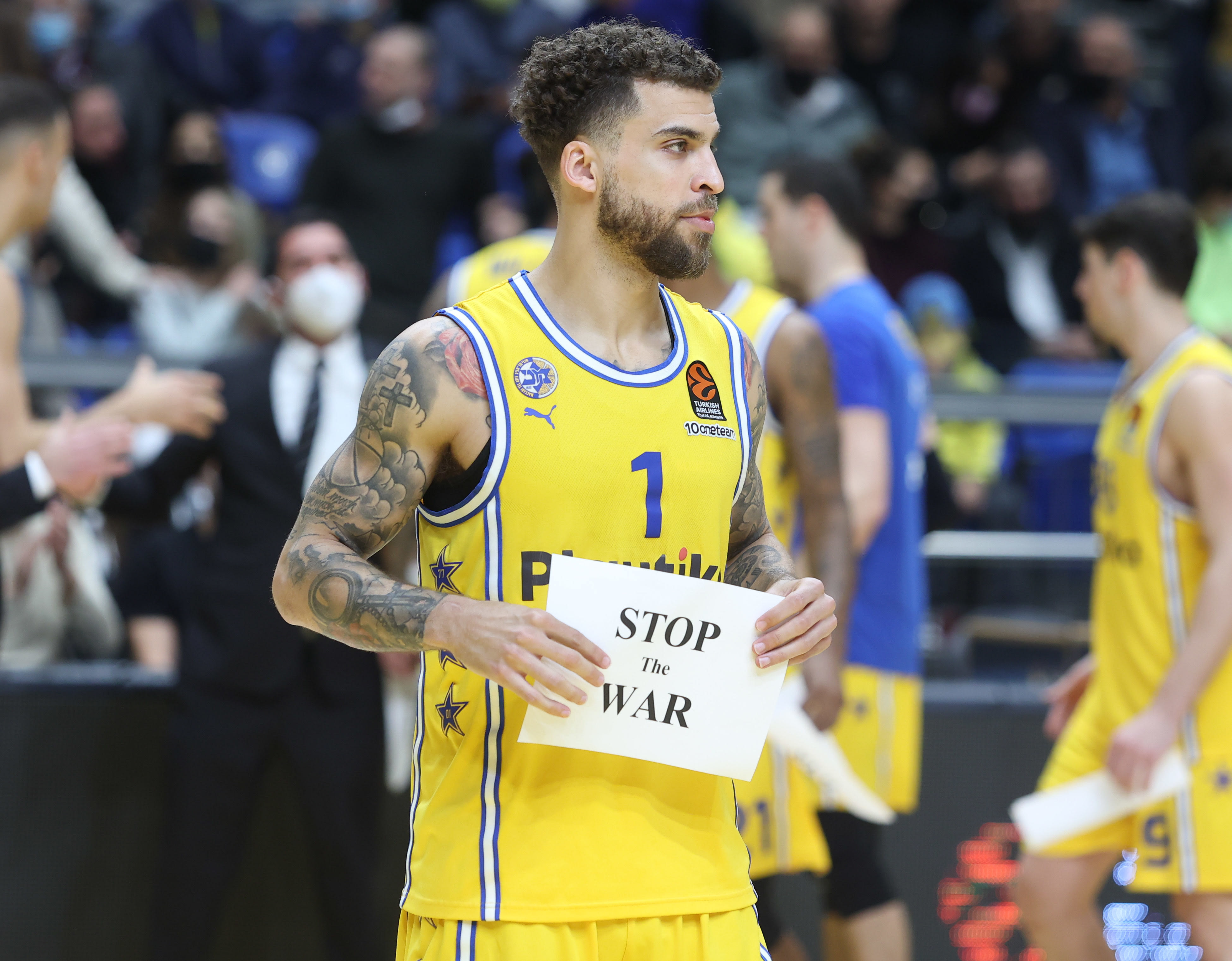 שחקן מכבי תל אביב סקוטי ווילבקין במחווה לאוקראינה