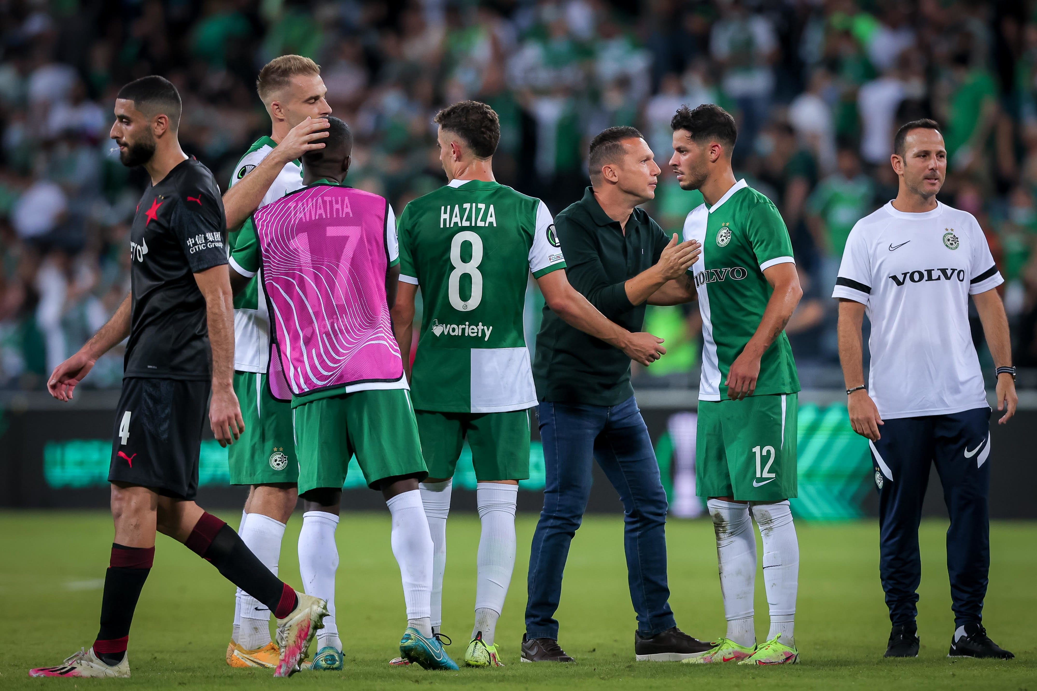 ברק בכר מאמן מכבי חיפה עם שחקניו