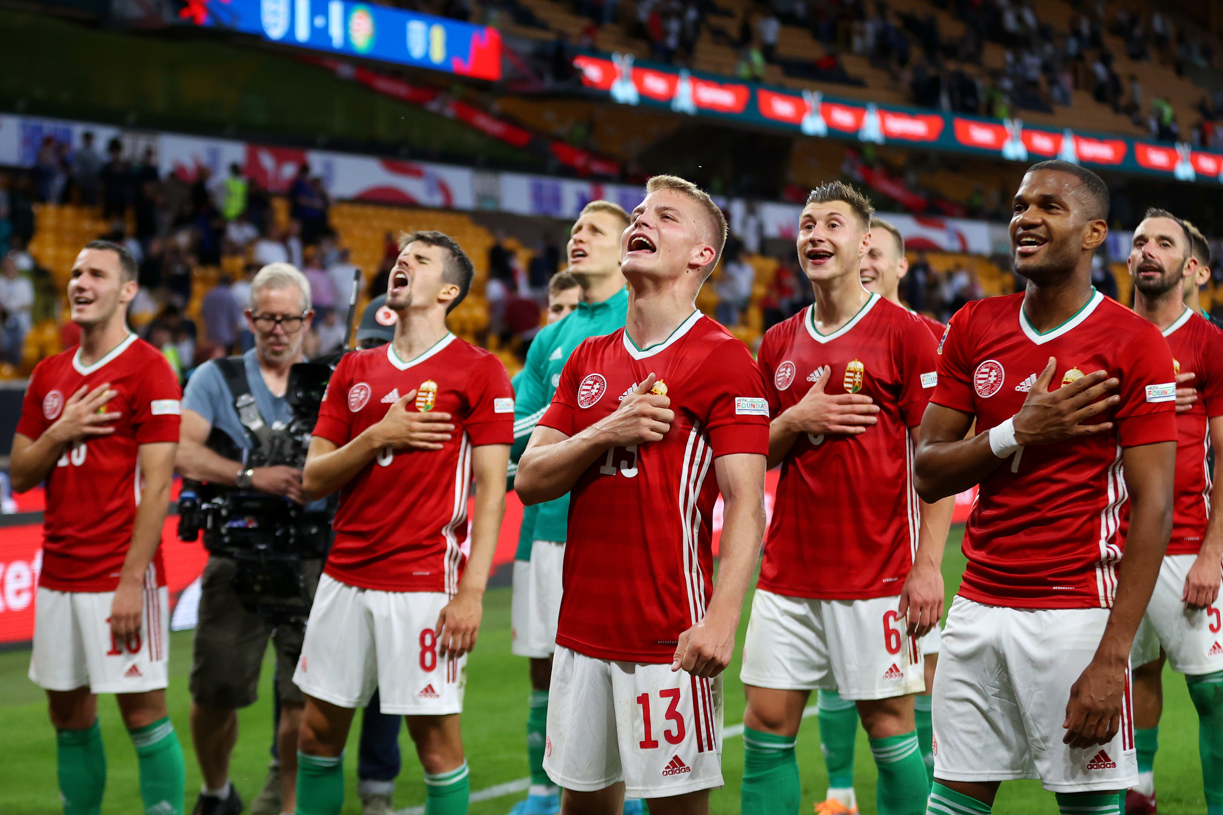 שחקני נבחרת הונגריה חוגגים ניצחון על אנגליה