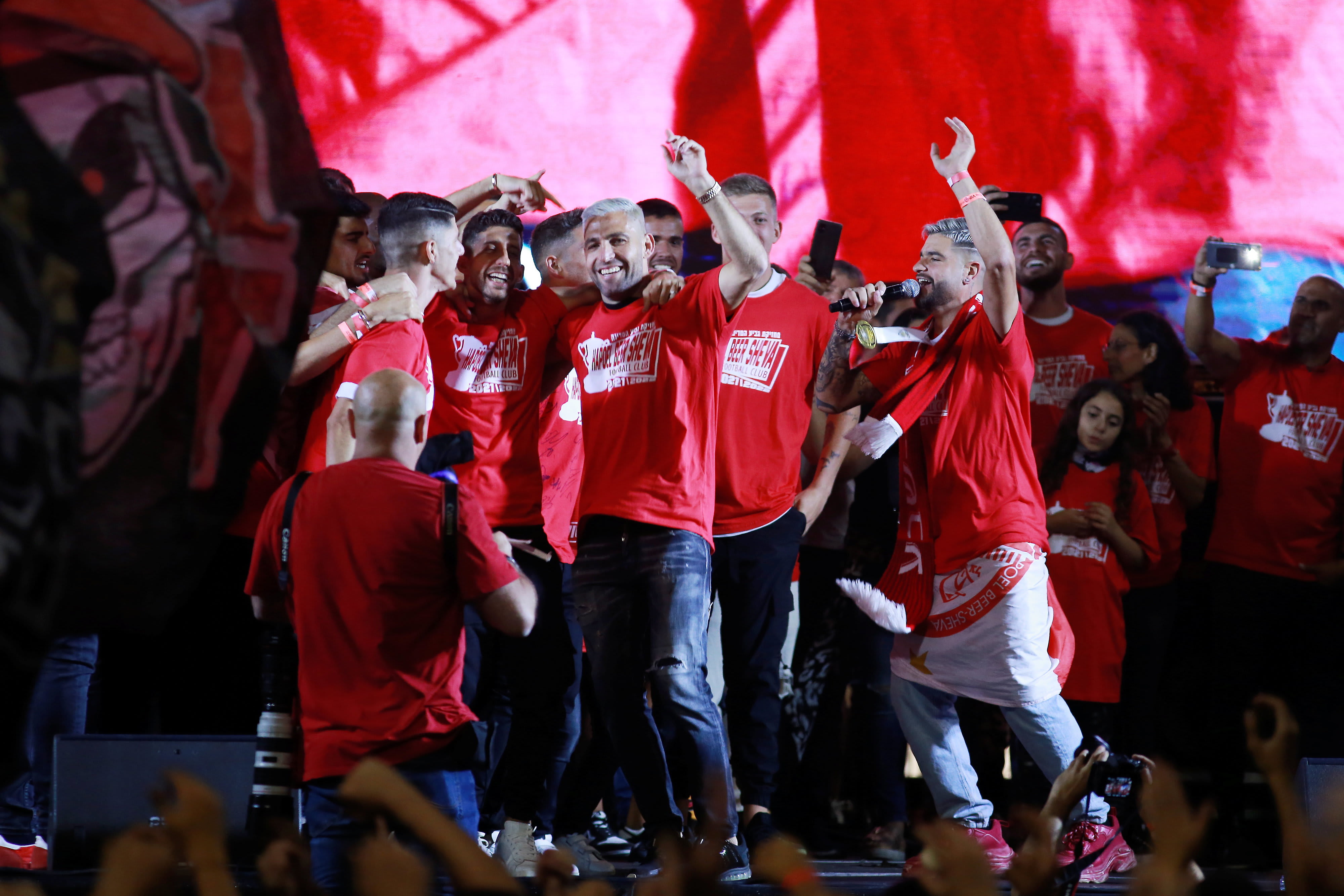 שחקני הפועל באר שבע בחגיגות הגביע