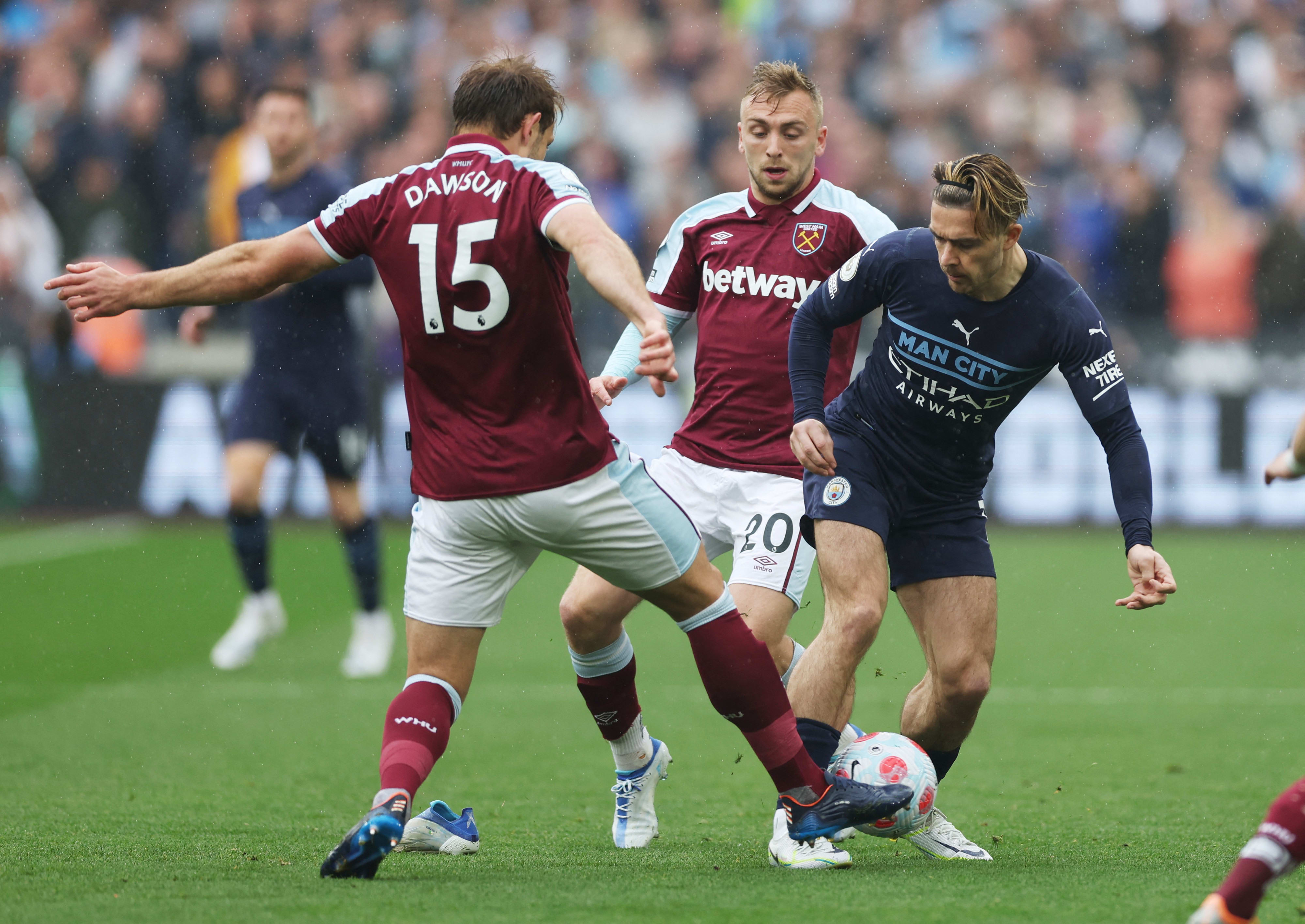 שחקן מנצ'סטר סיטי ג'ק גריליש מול שחקן ווסטהאם ג'רוד בואן