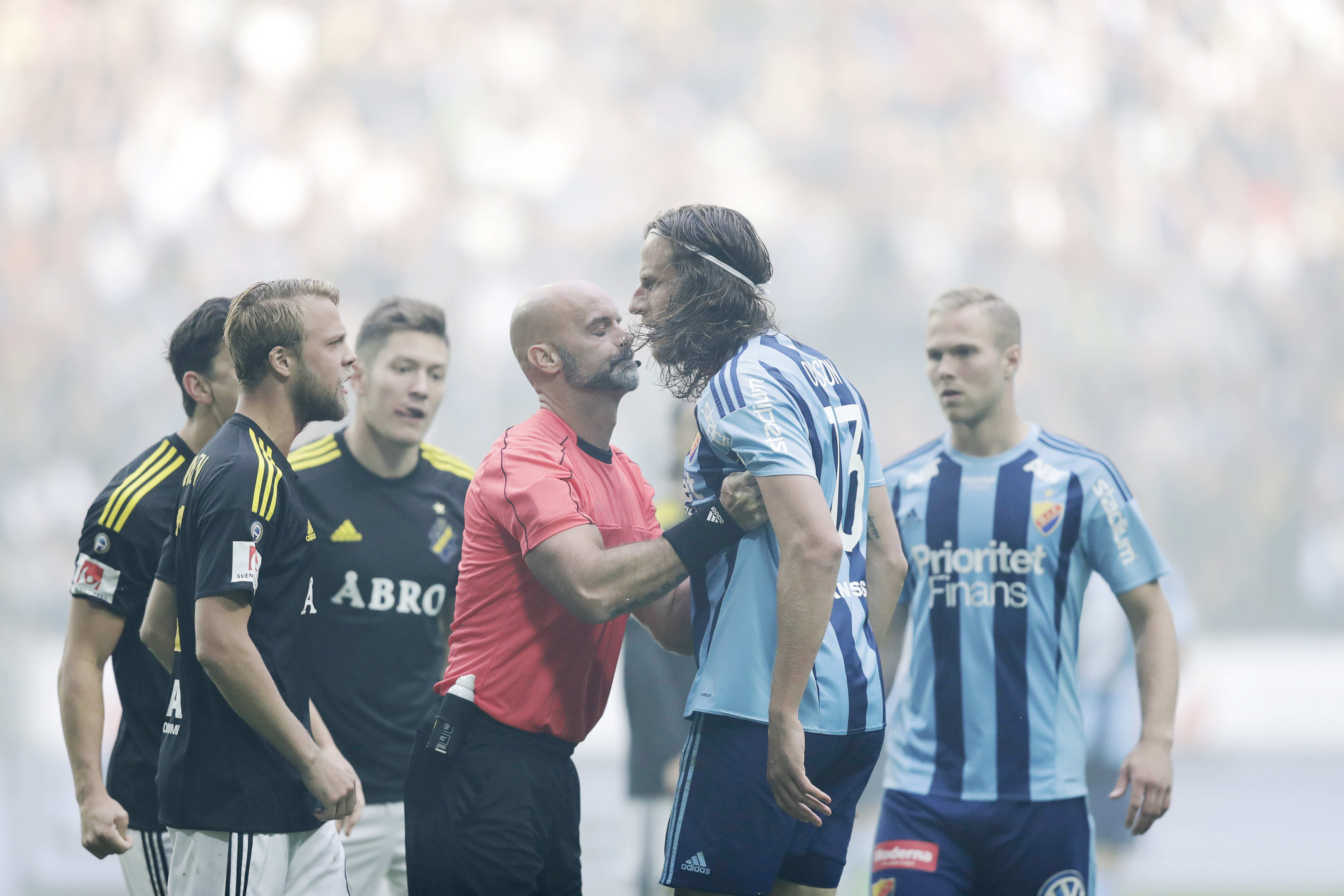 דניאל סונדגרן במדי א.י.ק שטוקהולם ליד יונאס אולסון, שחקן יורגורדן