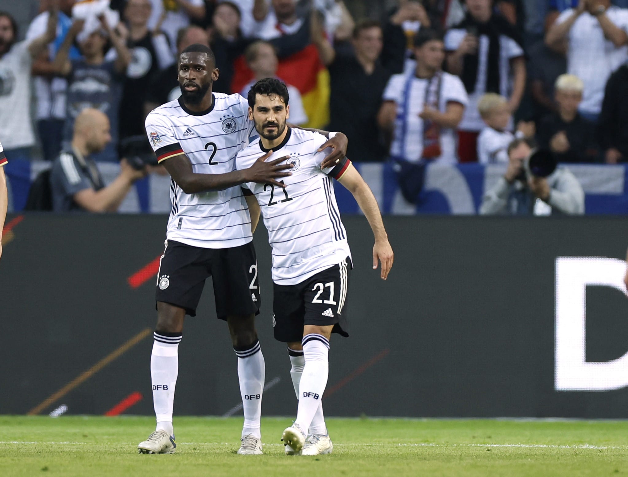 שחקן נבחרת גרמניה אילקאי גונדואן חוגג עם אנטוניו רודיגר