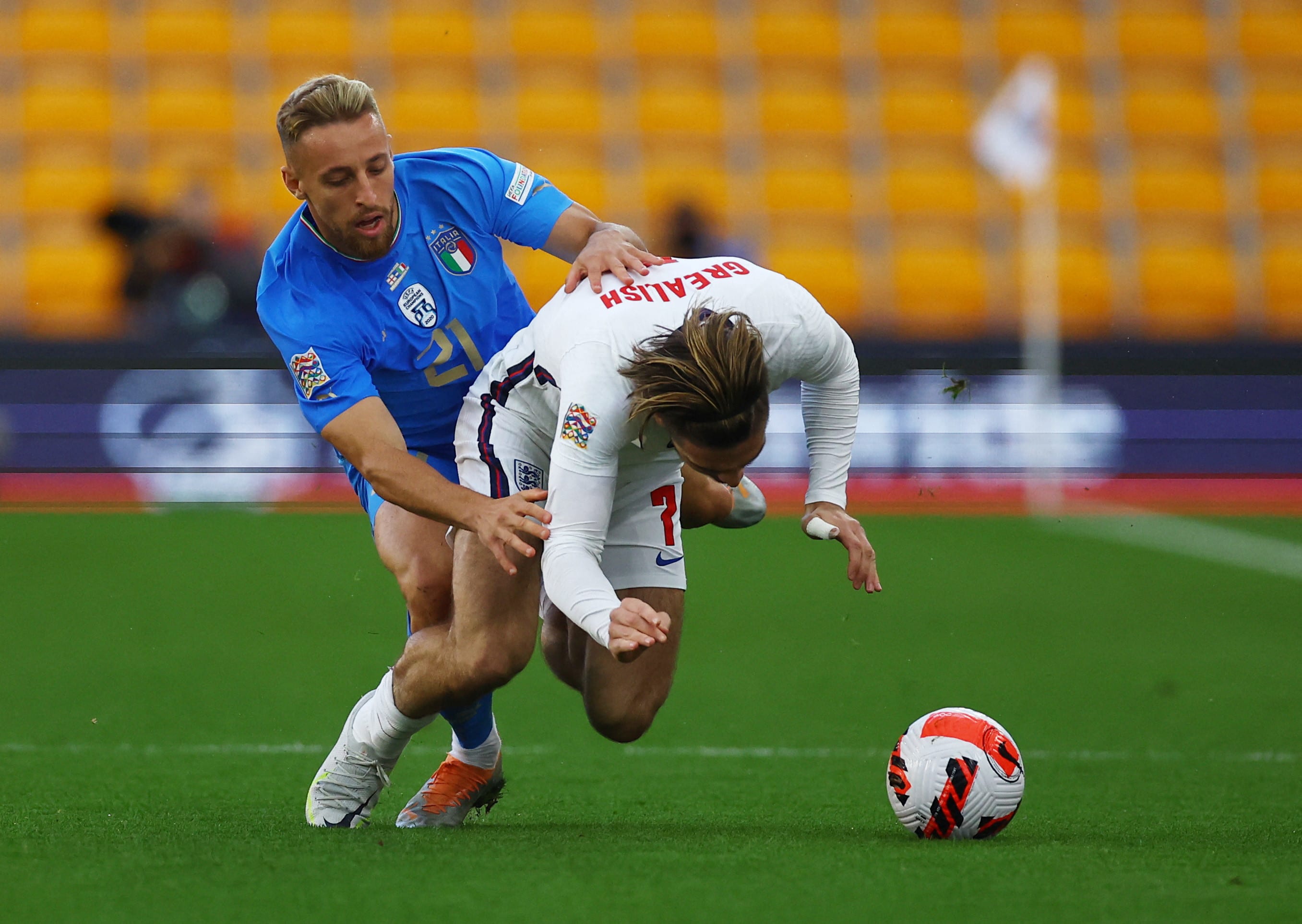 דוידה פראטזי שחקן נבחרת איטליה מפיל את ג'ק גריליש שחקן נבחרת אנגליה