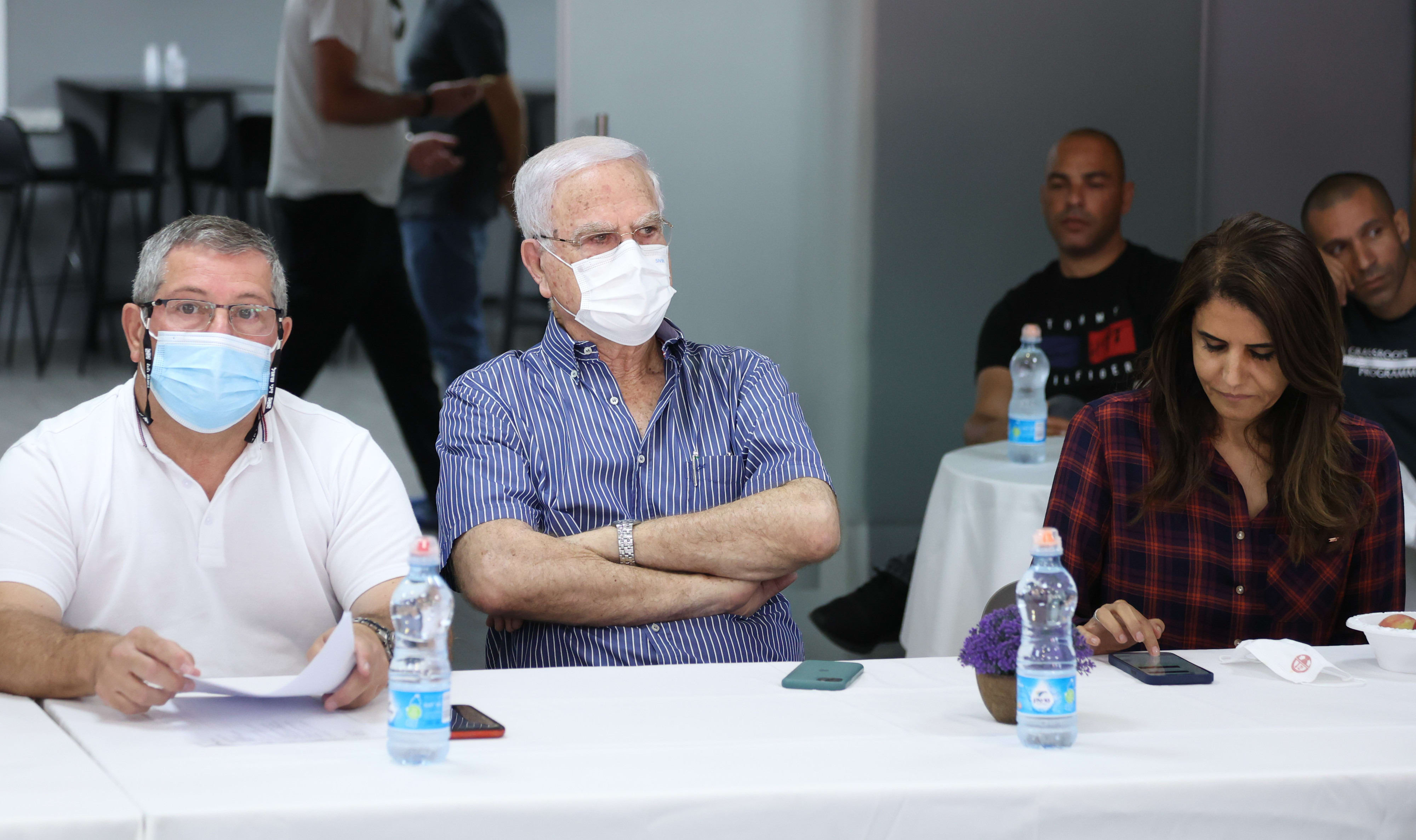 נשיא מכבי חיפה יעקב שחר לצד בעלי הפועל באר שבע אלונה ברקת