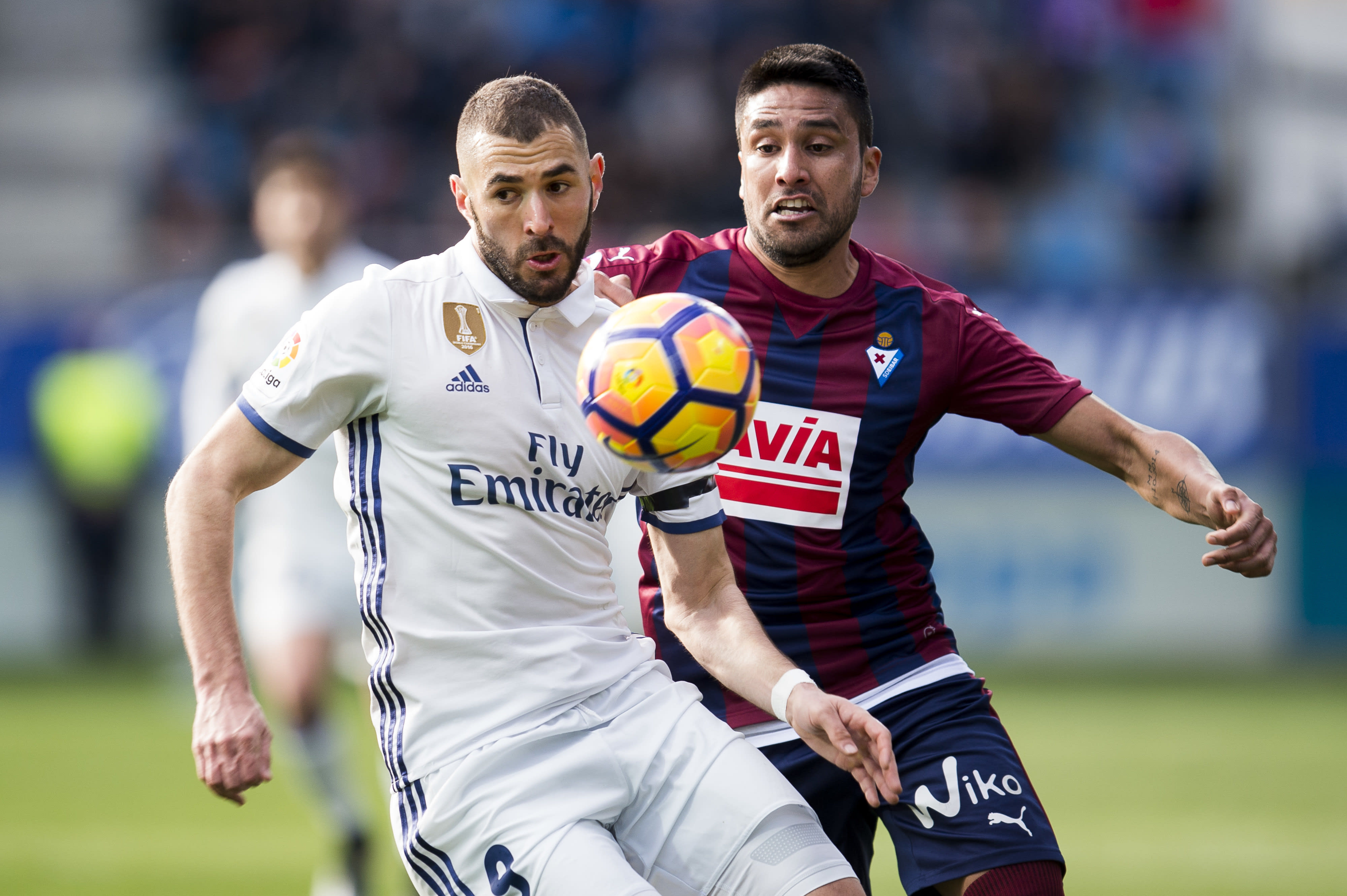 שחקן אייבר לשעבר מאורו דוס סנטוס מול שחקן ריאל מדריד קארים בנזמה