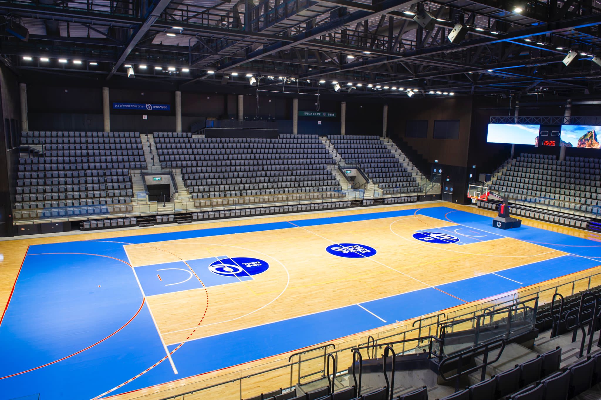 היכל הכדורסל "אנרבוקס" בעיר חדרה