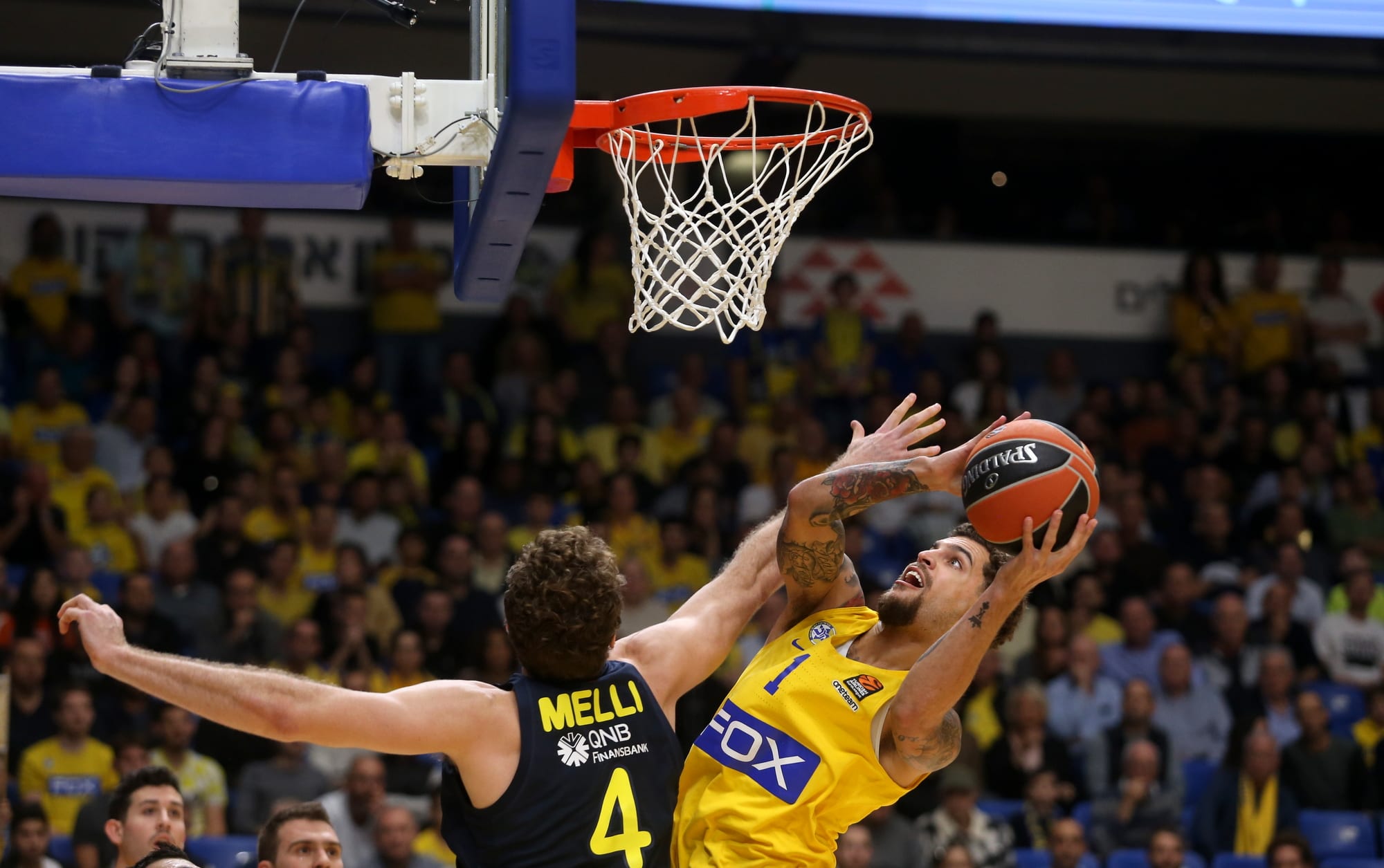 סקוטי ווילבקין שחקן מכבי תל אביב מול ניקולו מלי שחקן פנרבחצ'ה