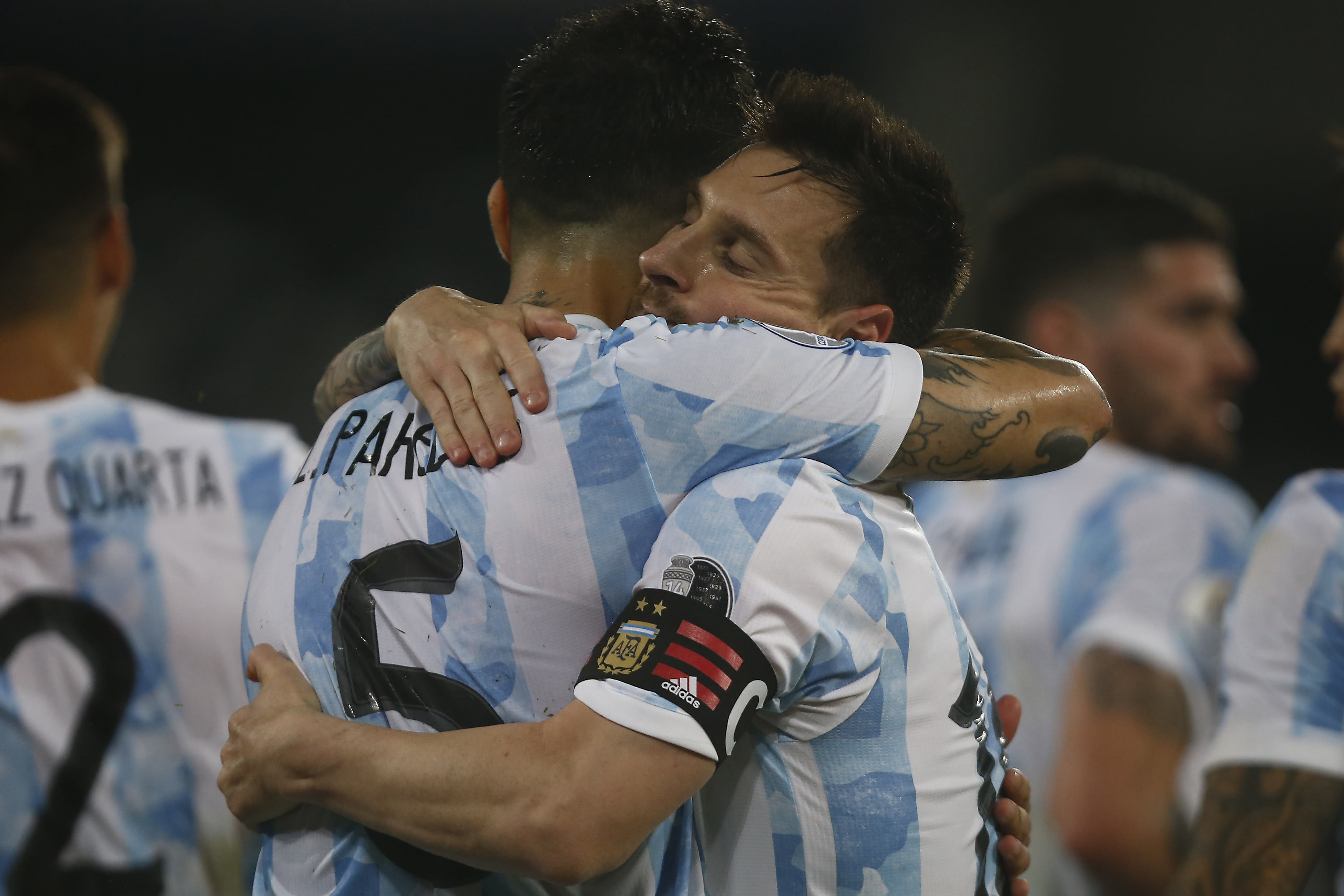 שחקן נבחרת ארגנטינה ליאונל מסי מחבק את לאנדרו פארדס
