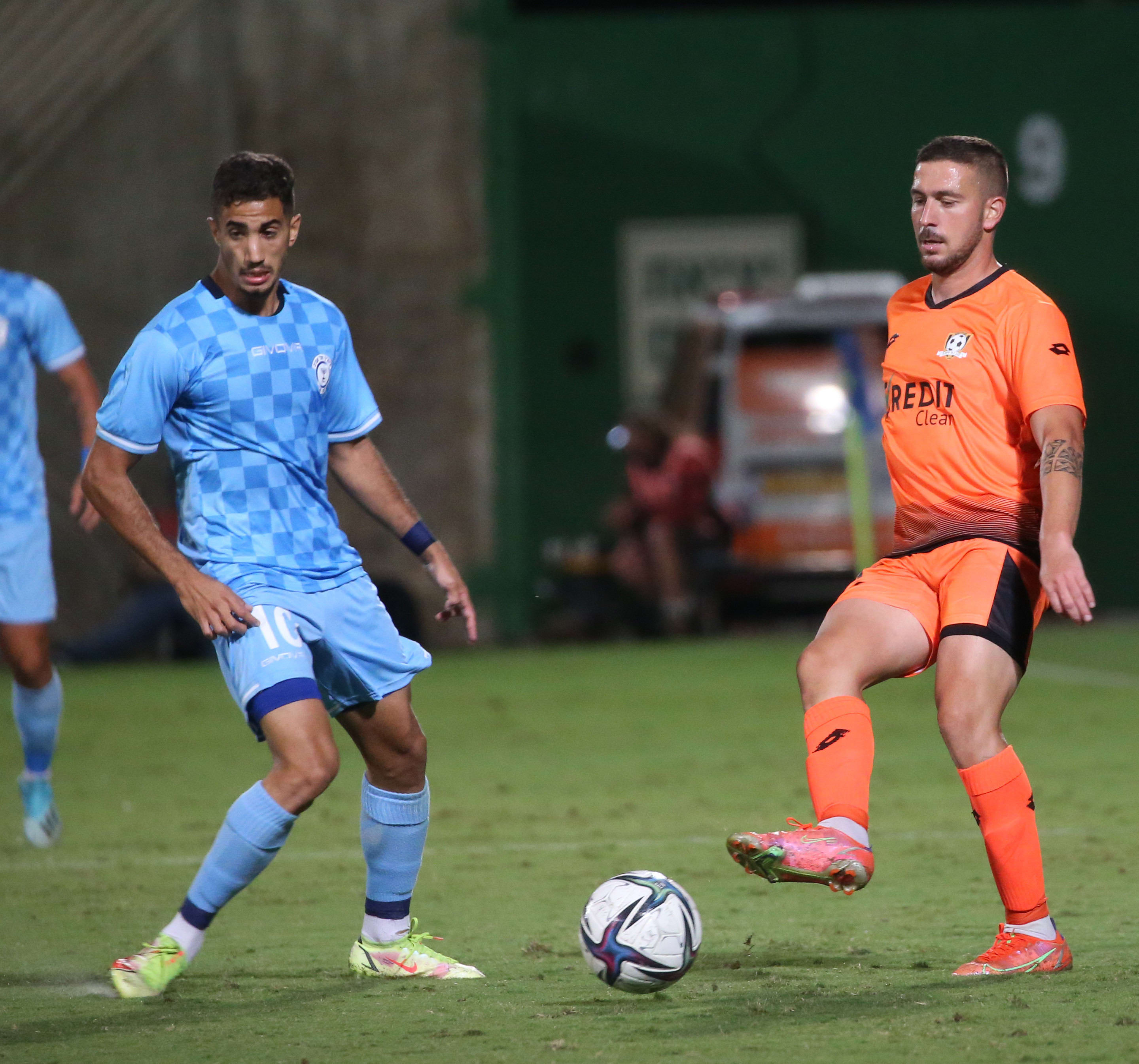 דור כוכב שחקן סקציה נס ציונה מול אסף הרשקו שחקן בית"ר תל אביב בת ים