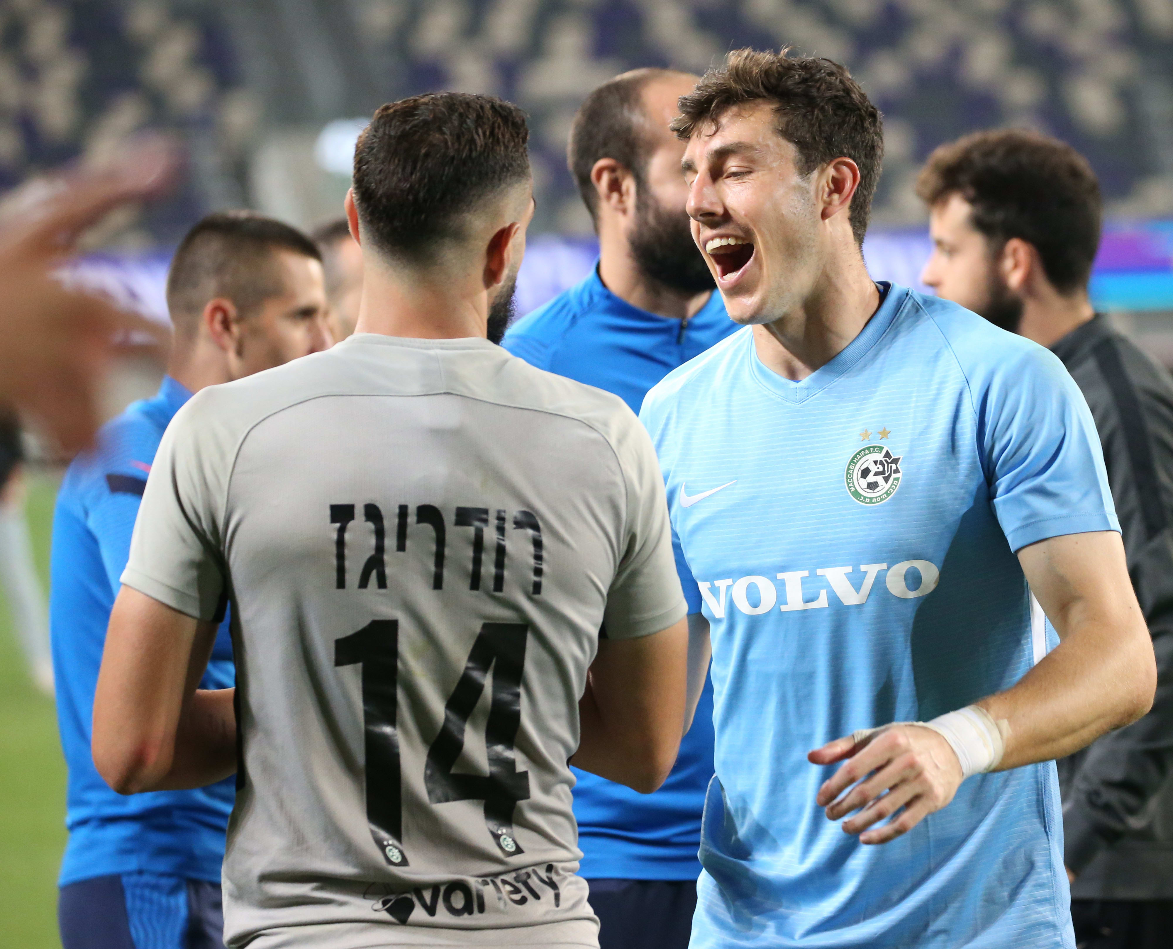 שוער מכבי חיפה ג'וש כהן עם חוסה רודריגס