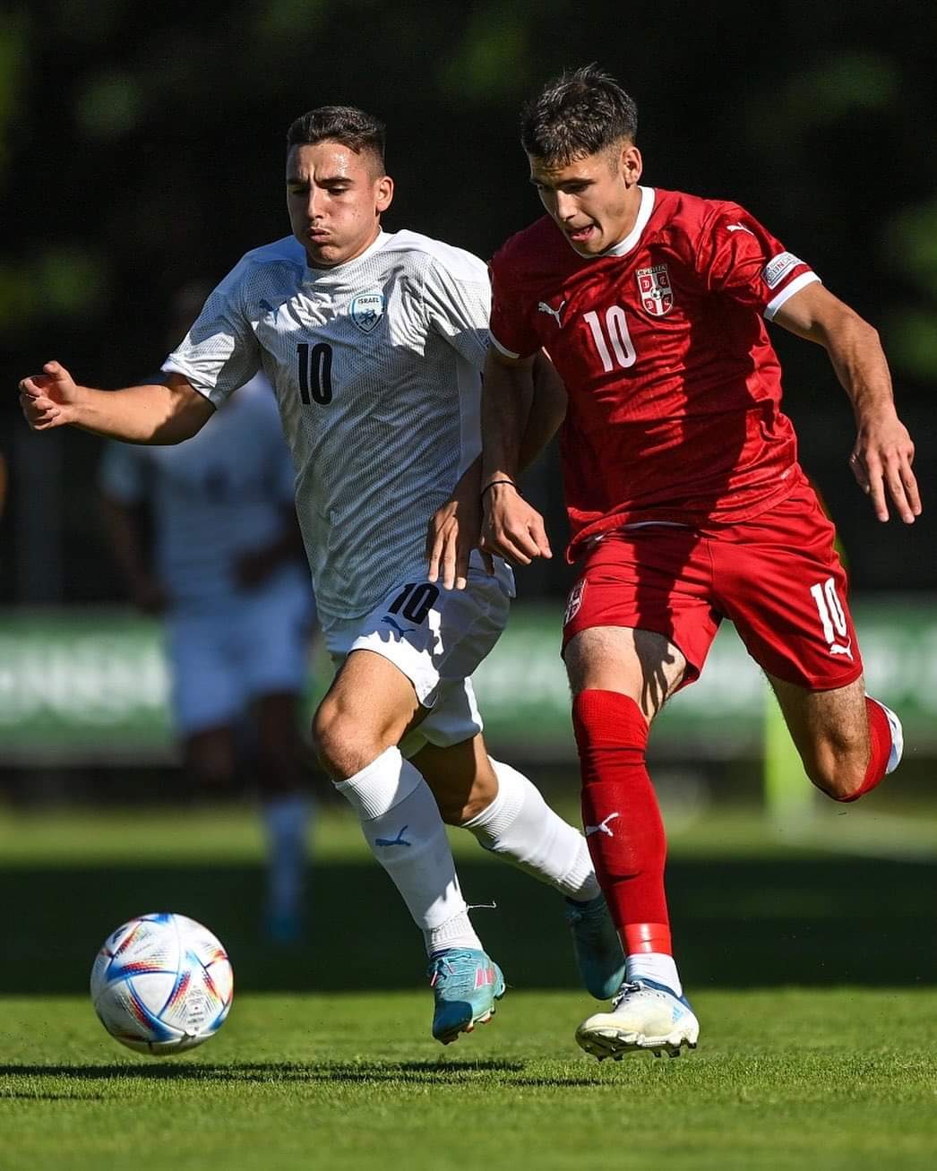 שחקן נבחרת ישראל לנוער אוסקר גלוך מול שחקן נבחרת סרביה נמניה מוטיקה