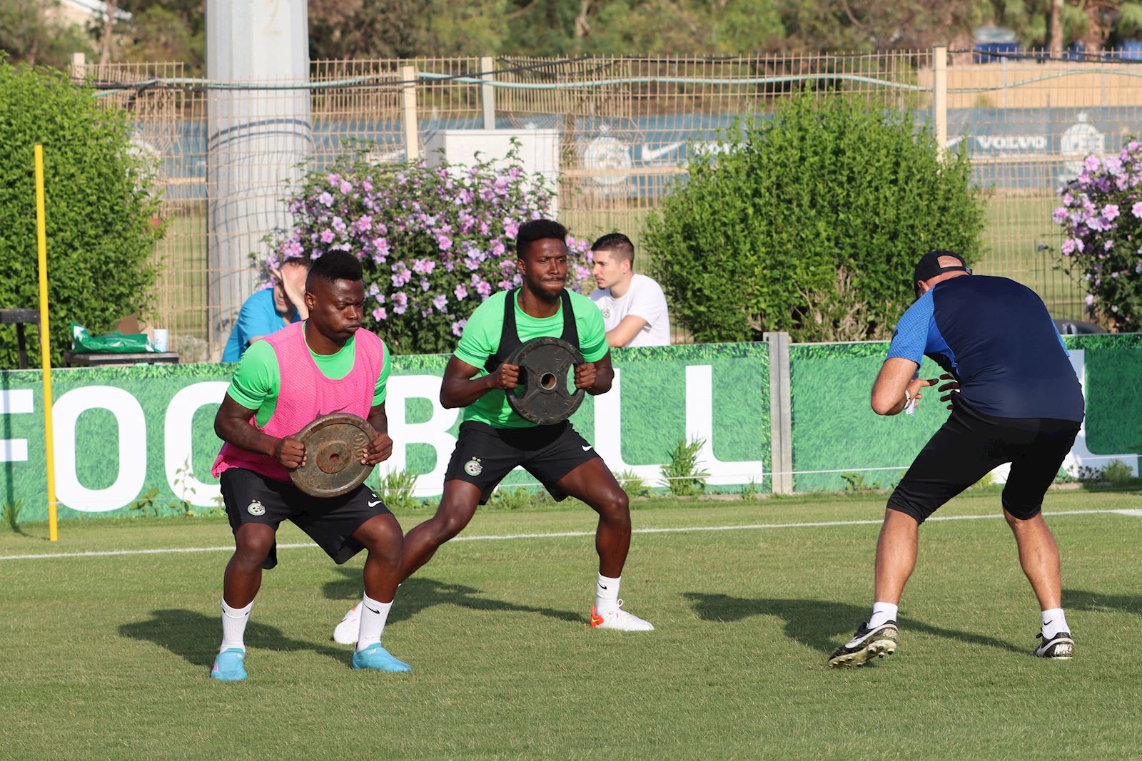 שחקן מכבי חיפה מאויס צ'יבוטה עם טאלב טוואטחה