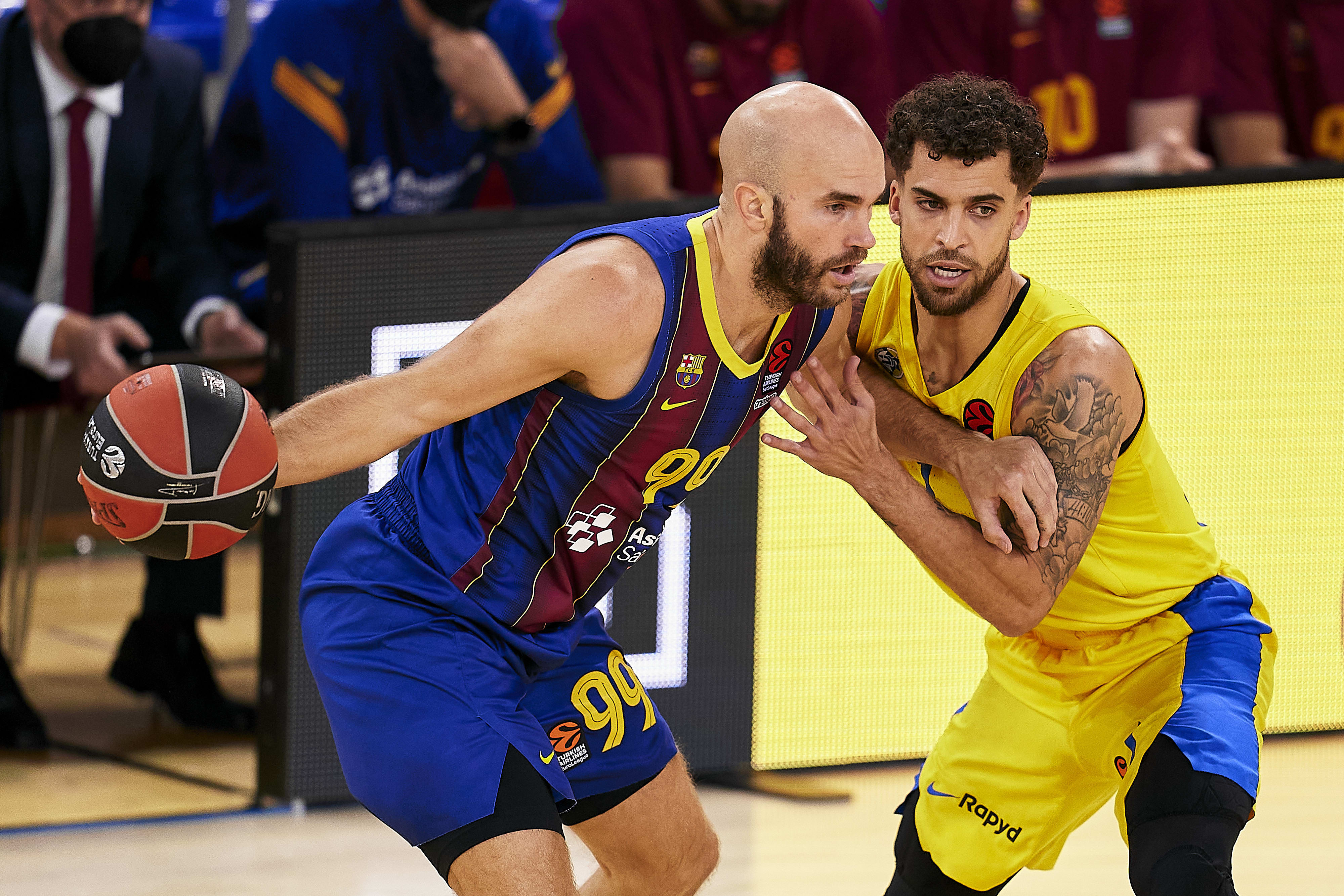 ניק קלאתיס שחקן ברצלונה מול סקוטי ווילבקין שחקן מכבי תל אביב