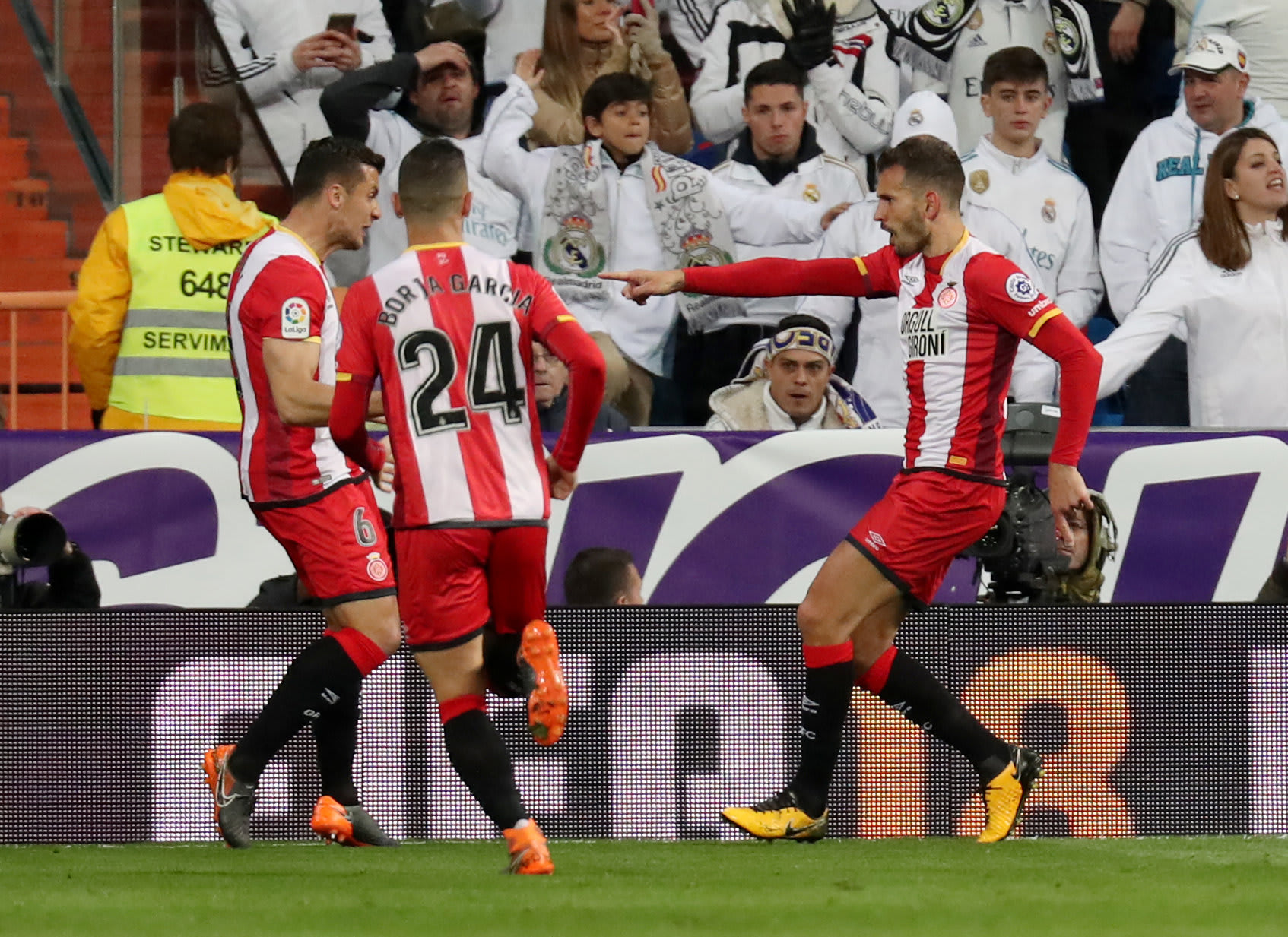 כריסטיאן סטואני שחקן ג'ירונה (מימין) חוגג שער