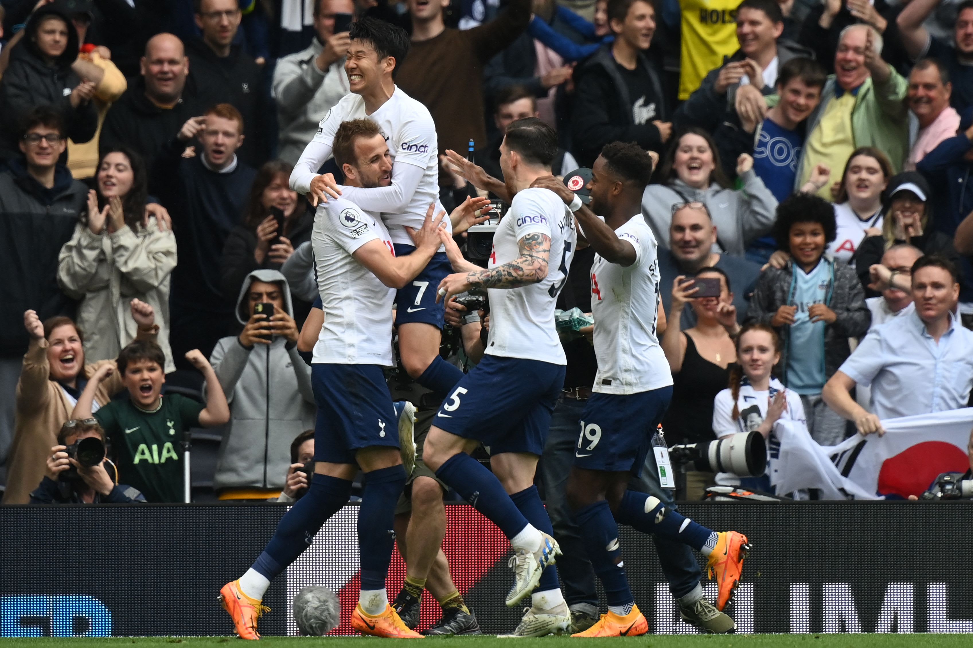 שחקני טוטנהאם חוגגים עם הארי קיין