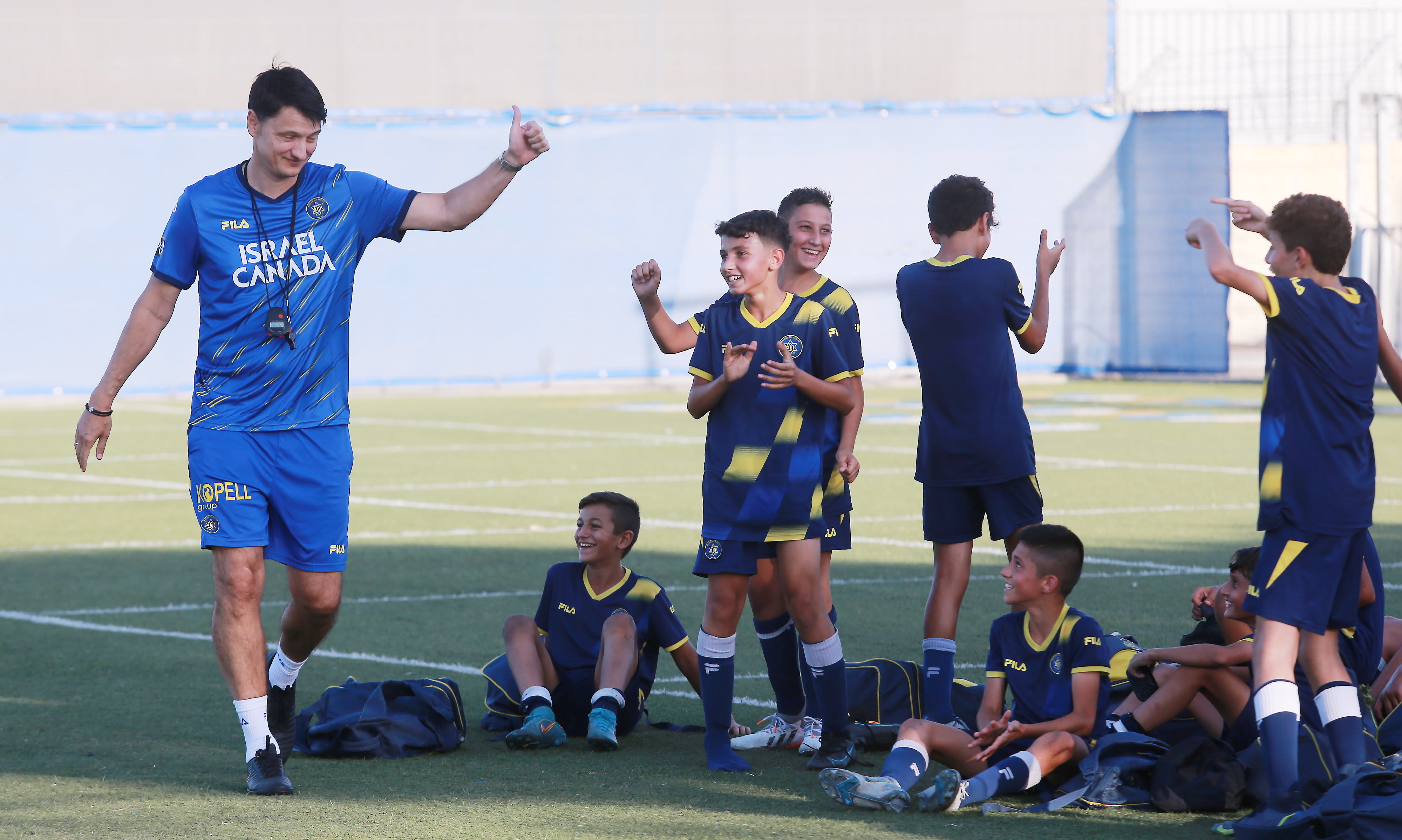 ולאדן איביץ' מאמן מכבי תל אביב עם ילדי המועדון