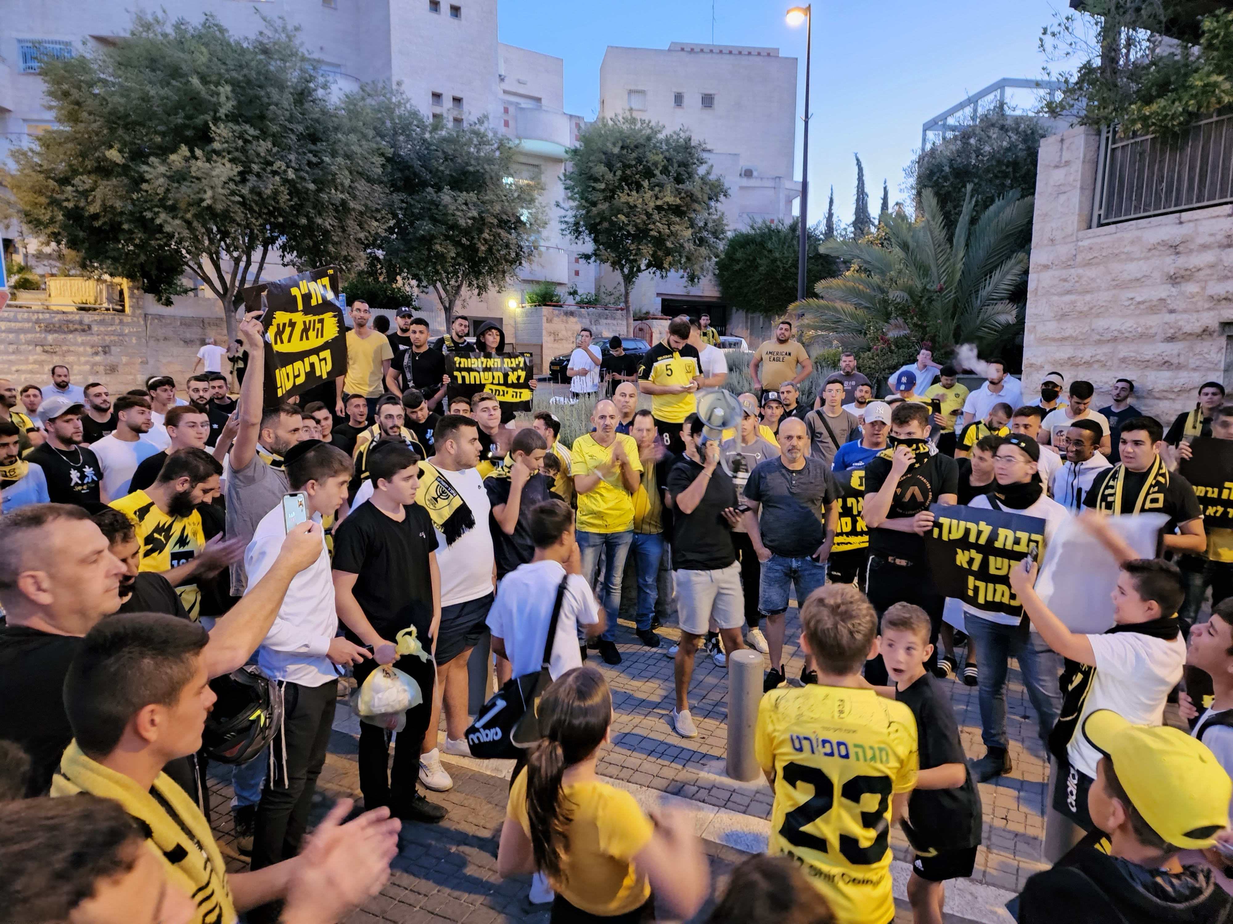 אוהדי בית"ר ירושלים מפגינים מול ביתה של סיגלית סייג