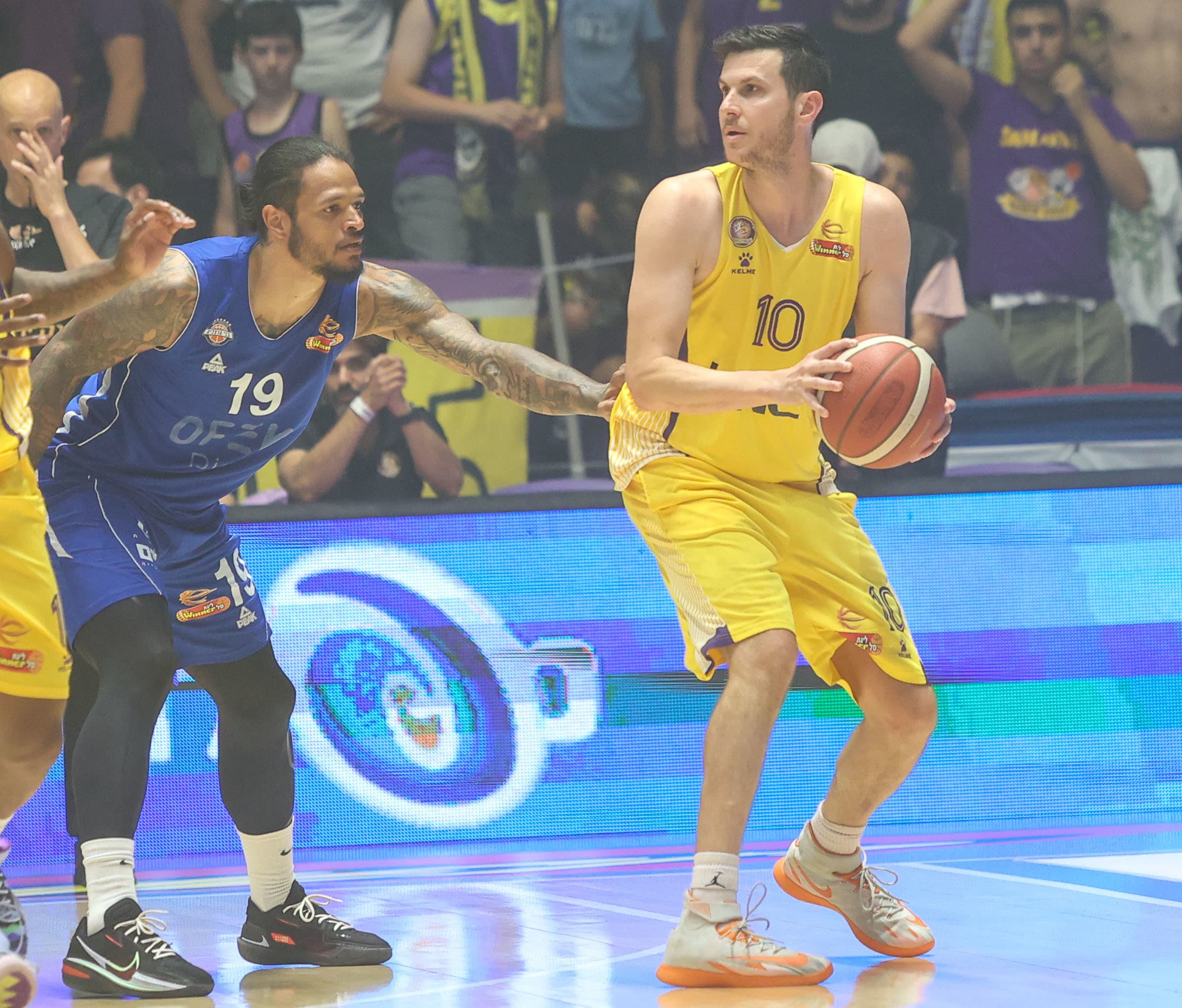 שחקן הפועל חולון גיא פניני מול שחקן בני הרצליה כריס באב