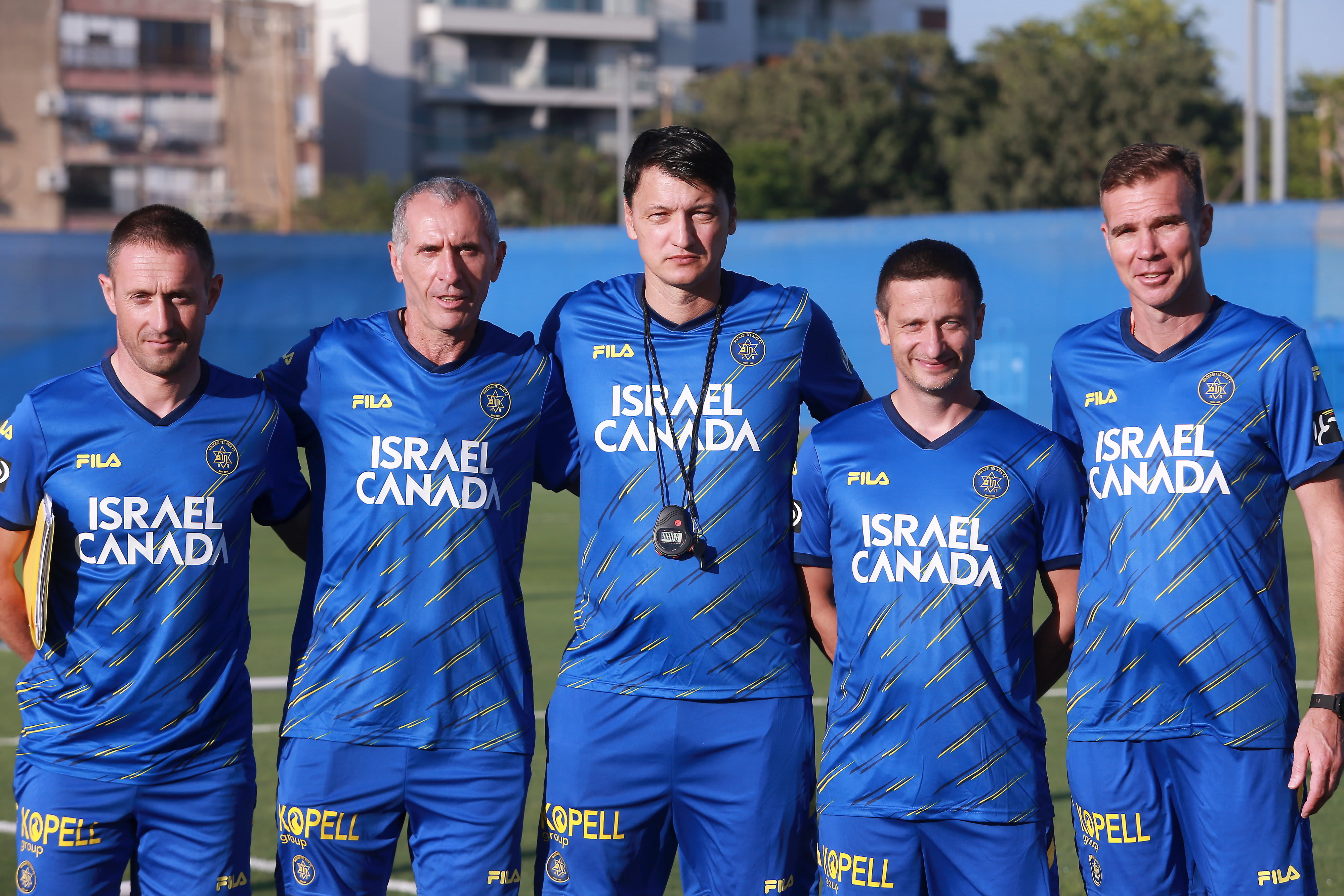ולאדן איביץ' מאמן מכבי תל אביב עם הצוות המקצועי: חריסטוס קלפקיס (מימין), מילוש וסלינוביץ', סינישה גוגיץ', פבלוס גוציס