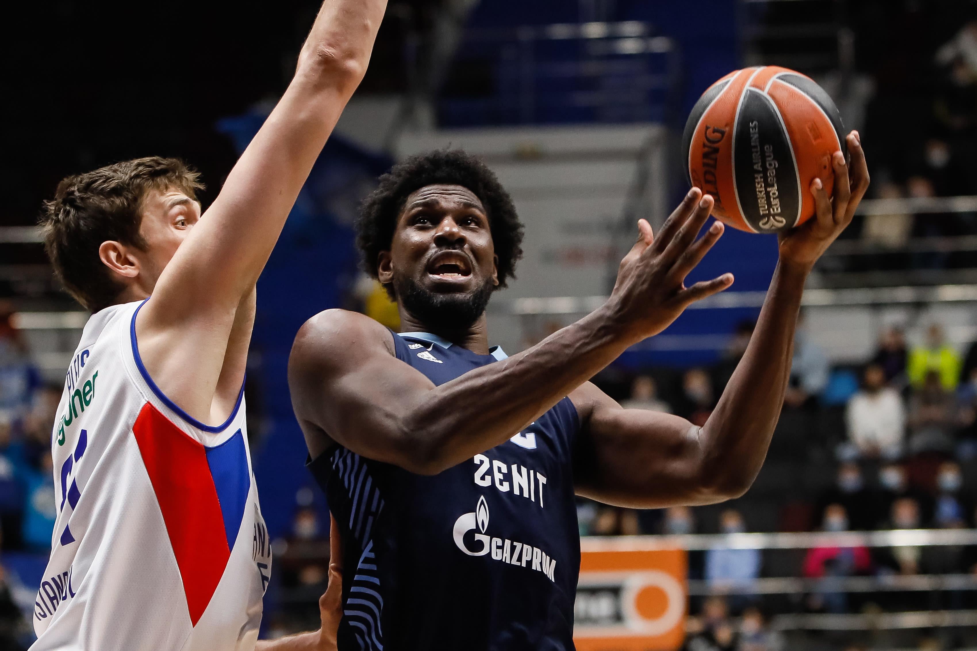 אלכס פויתרס שחקן זניט סנט פטרסבורג מול טיבור פלייס שחקן אנאדולו אפס