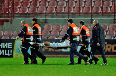 מנואל ניירה שחקן הפועל תל אביב מובל באלונקה