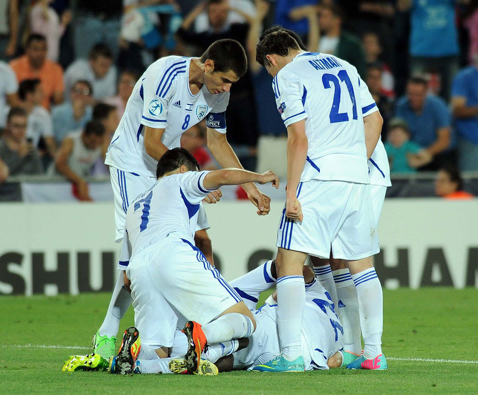 שחקני נבחרת ישראל הצעירה אופיר קריאף ניר ביטון חוגגים, יורו 2013