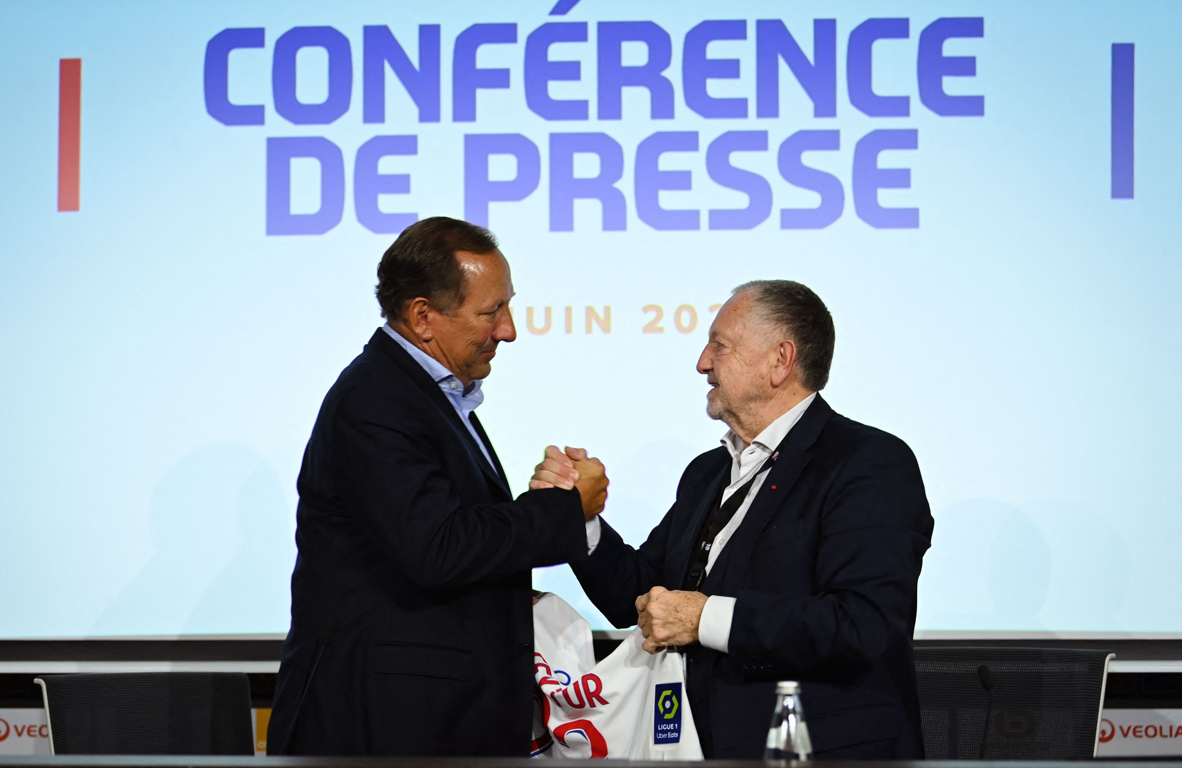 ז'אן מישל אולאס נשיא ליון עם הבעלים החדש ג'ון טקסטור