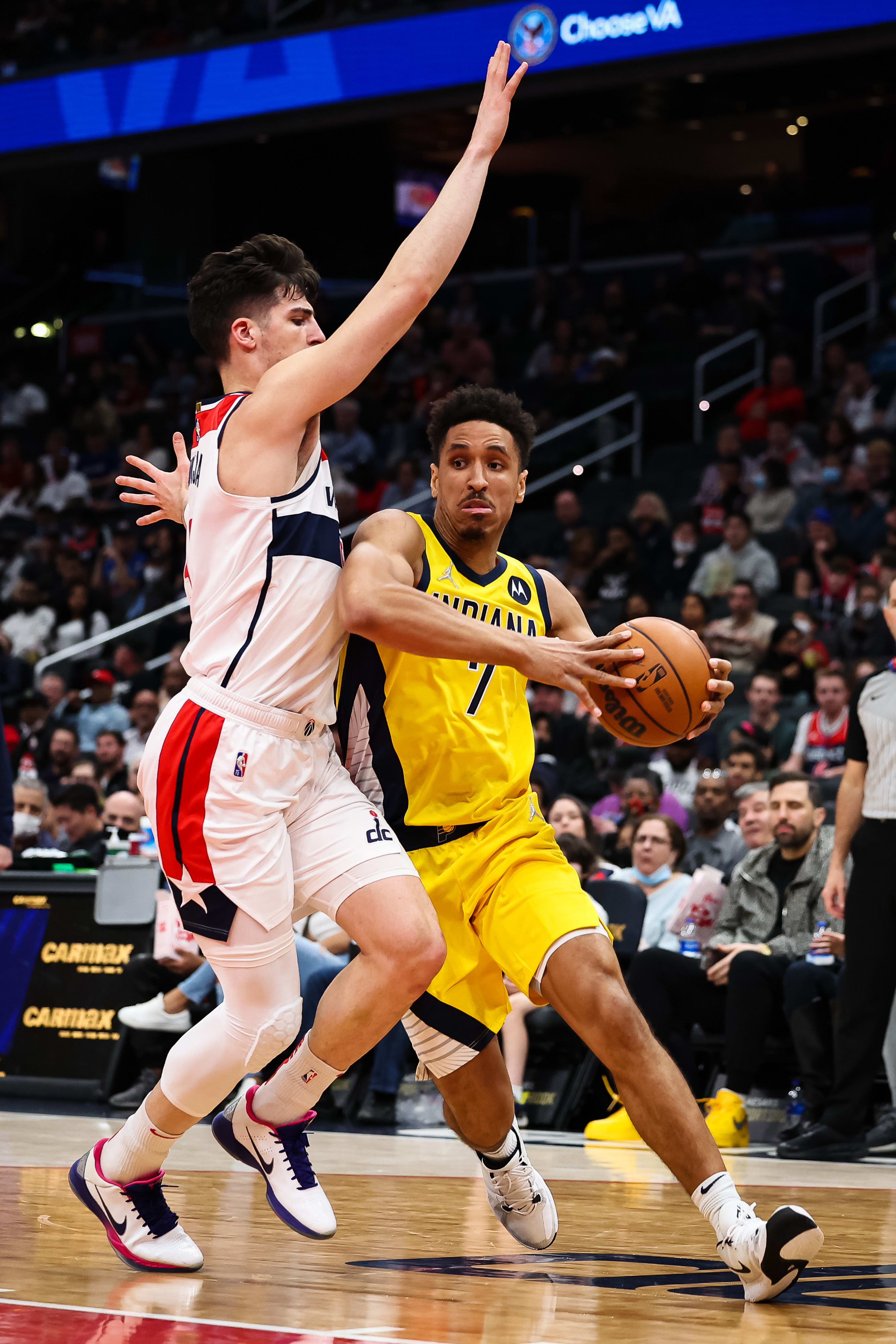 שחקן אינדיאנה פייסרס מלקולם ברוגדון מול שחקן וושינגטון וויזארדס דני אבדיה