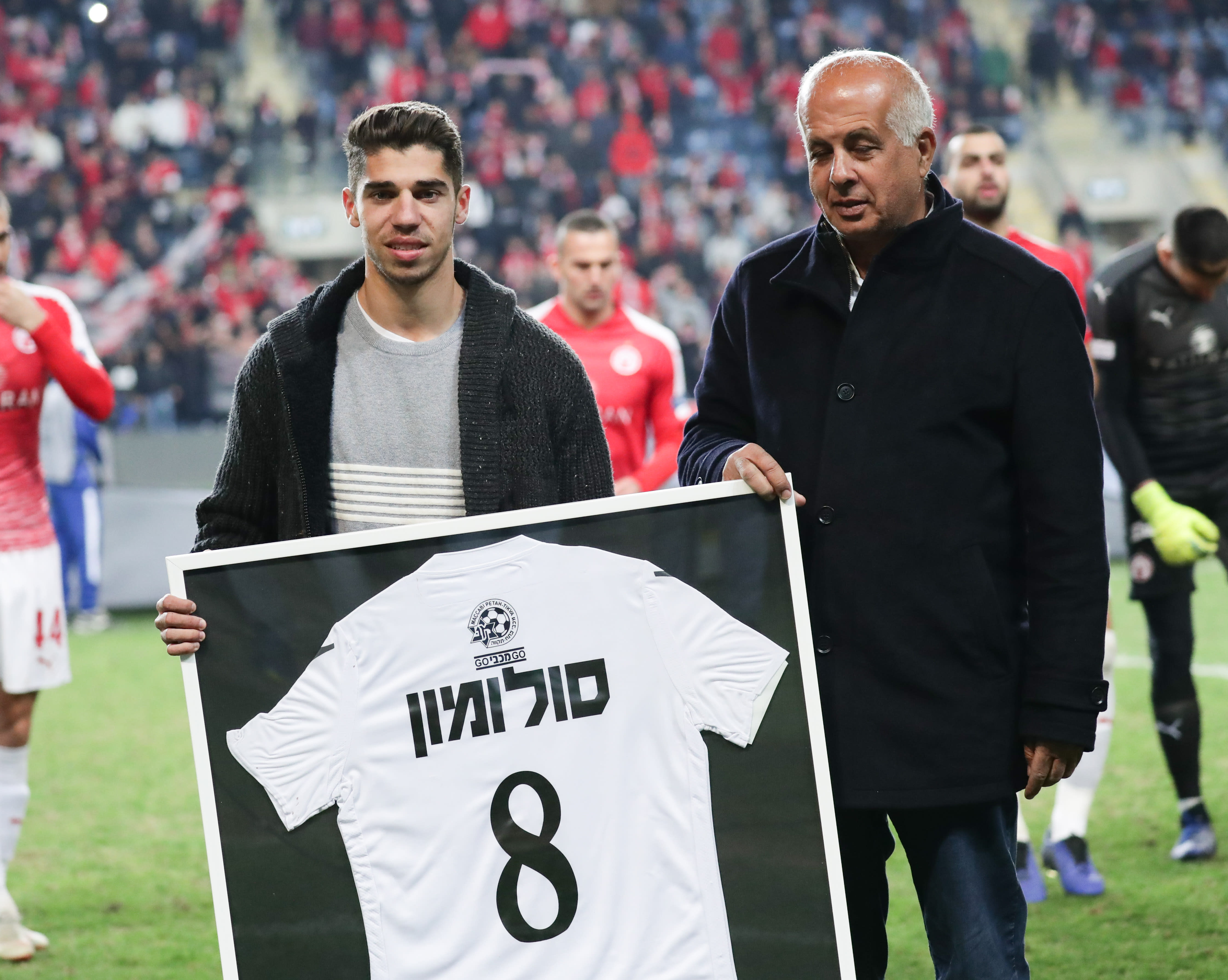 אבי לוזון מעניק חולצת הוקרה לשחקן מכבי פתח תקוה מנור סולומון