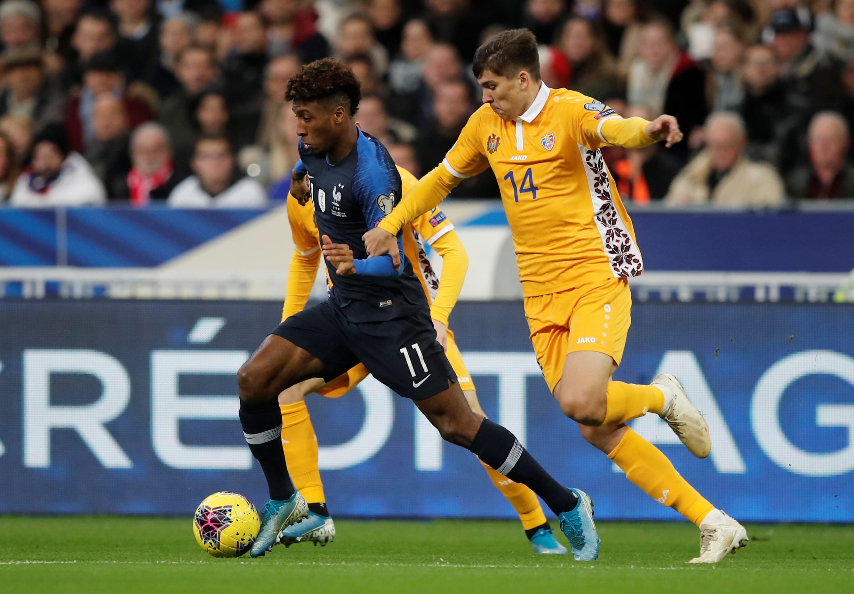 קינגסלי קומאן שחקן נבחרת צרפת מול ארתור קראצ'ון שחקן מולדובה