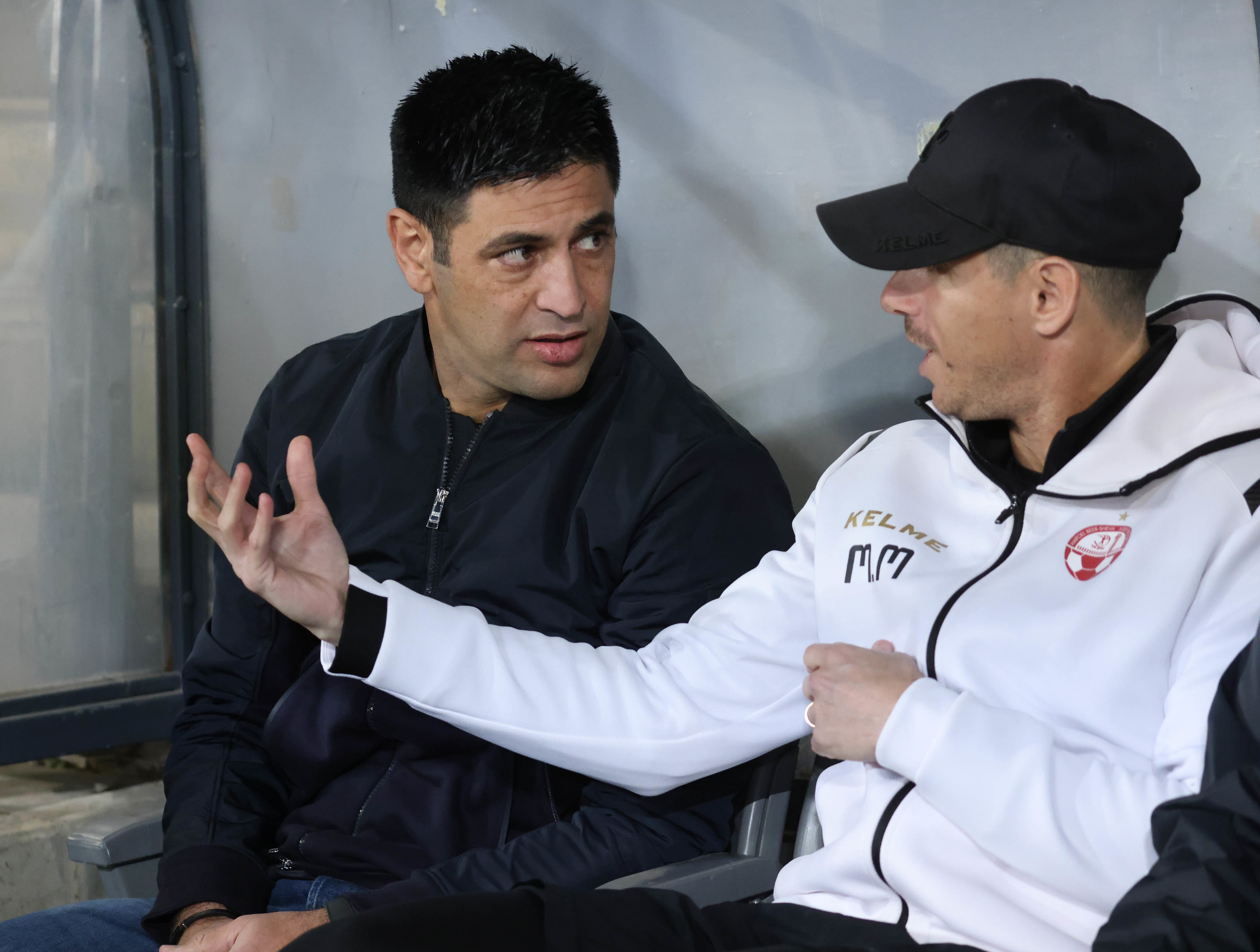 אליניב ברדה מאמן הפועל באר שבע עם עוזרו מאור מליקסון