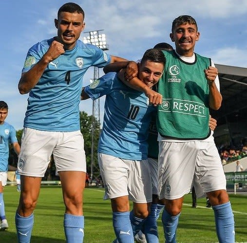 שחקני נבחרת הנוער חוגגים עם אוסקר גלוך