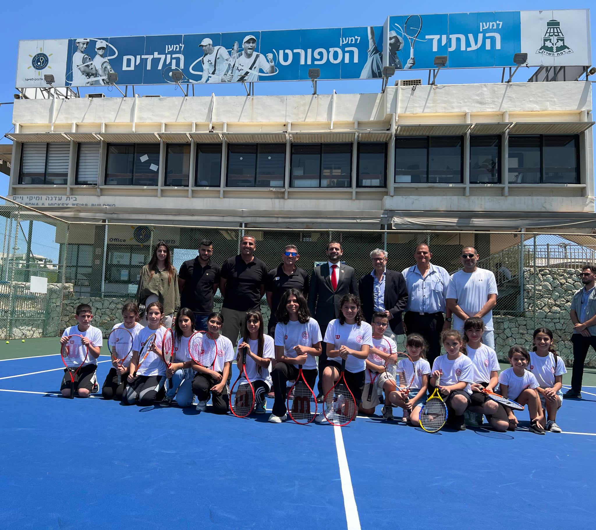 מפגש קבוצתי עם שגריר בחריין בישראל חאלד אל ג'לאמה