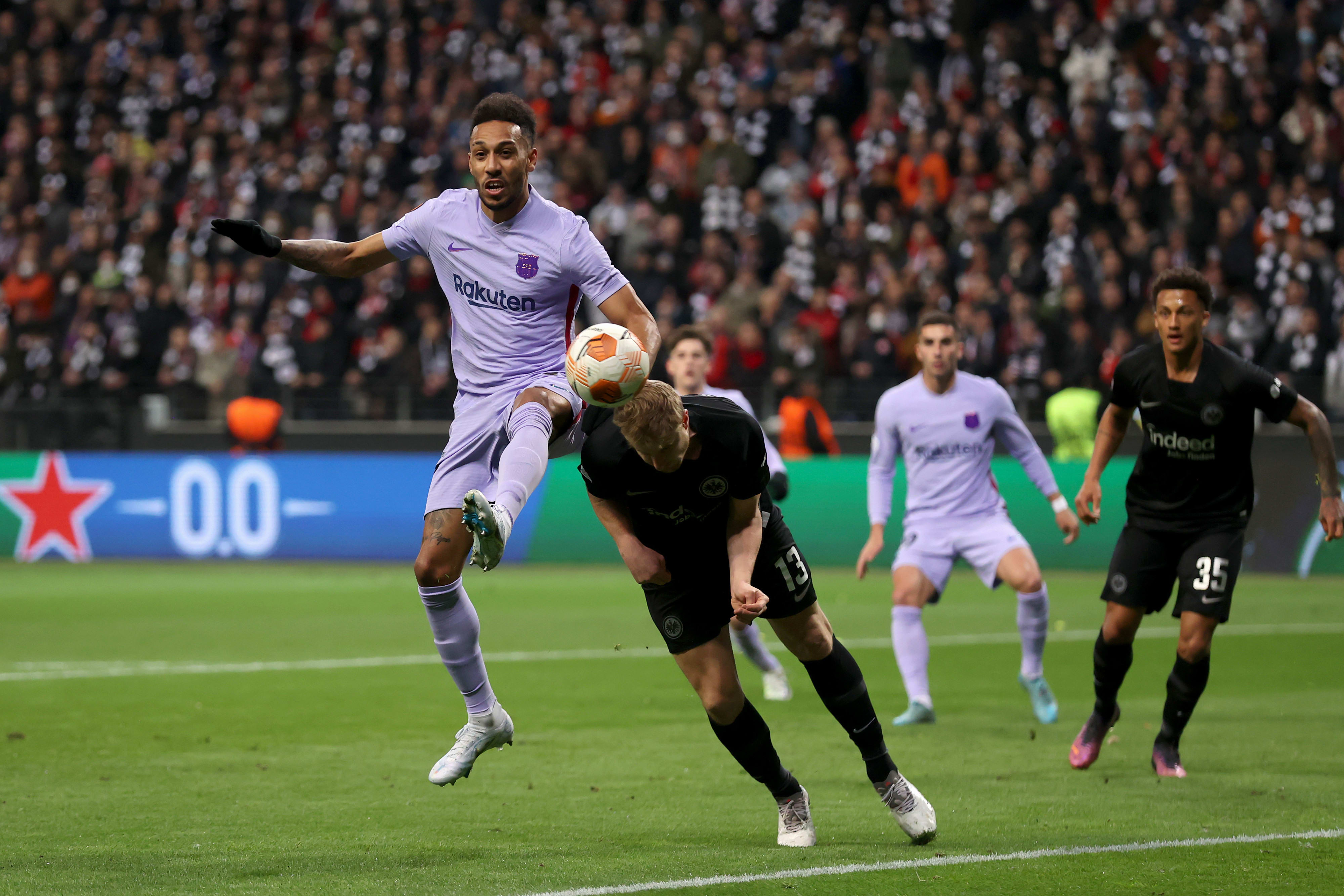 בלם איינטרכט פרנקפורט מרטין הינטרגר מקדים את חלוץ ברצלונה פייר אמריק אובמיאנג